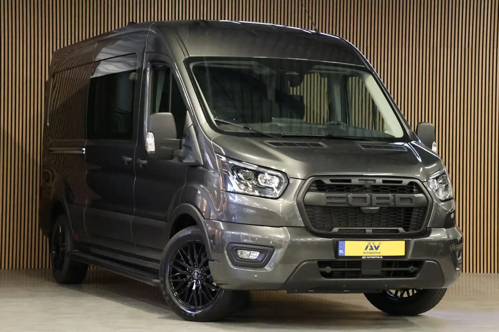 Ford Transit 350 2.0 TDCI L3H2 165PK AUT Limited DC | 7-Zitter Grijs - 2