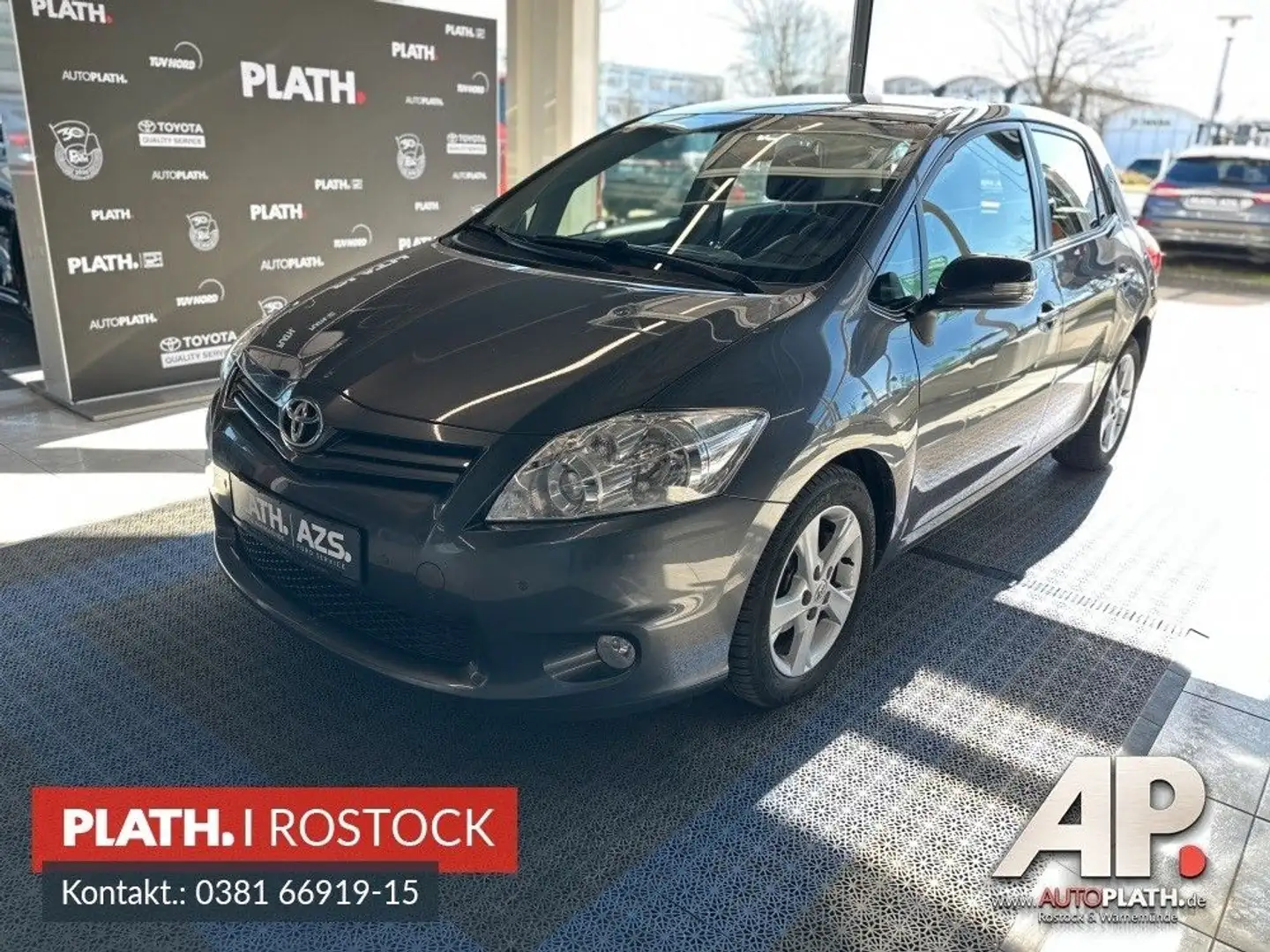 Toyota Auris Travel Grau - 1