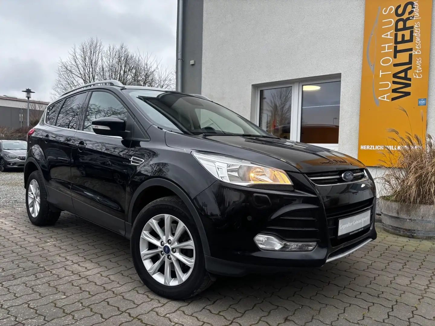 Ford Kuga Titanium = Automatik - Schiebedach - Navi = Schwarz - 1