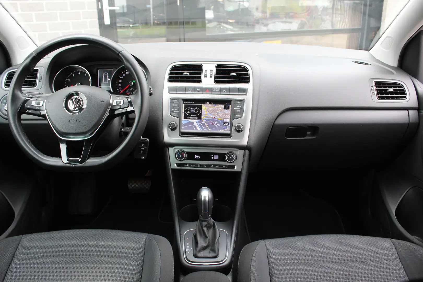 Volkswagen Polo 1.2 TSI Highline / Automaat / Navigatie / N.A.P. Grijs - 2