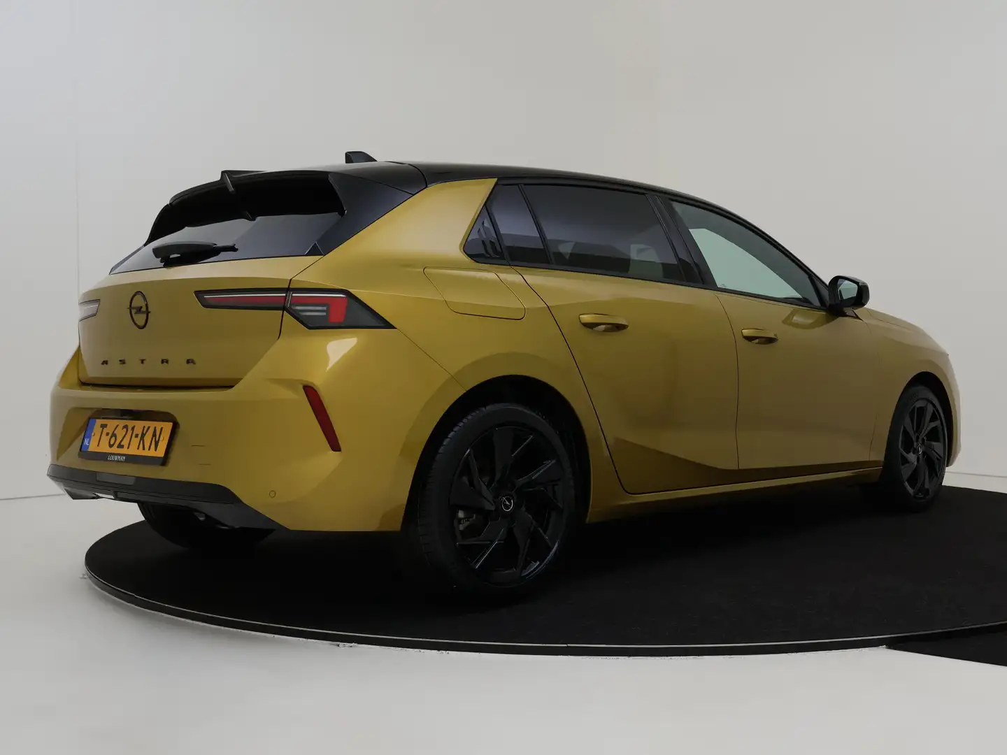 Opel Astra 1.2 Level 4 | NU VAN € 40.400,- VOOR € 30.950,- RI Geel - 2