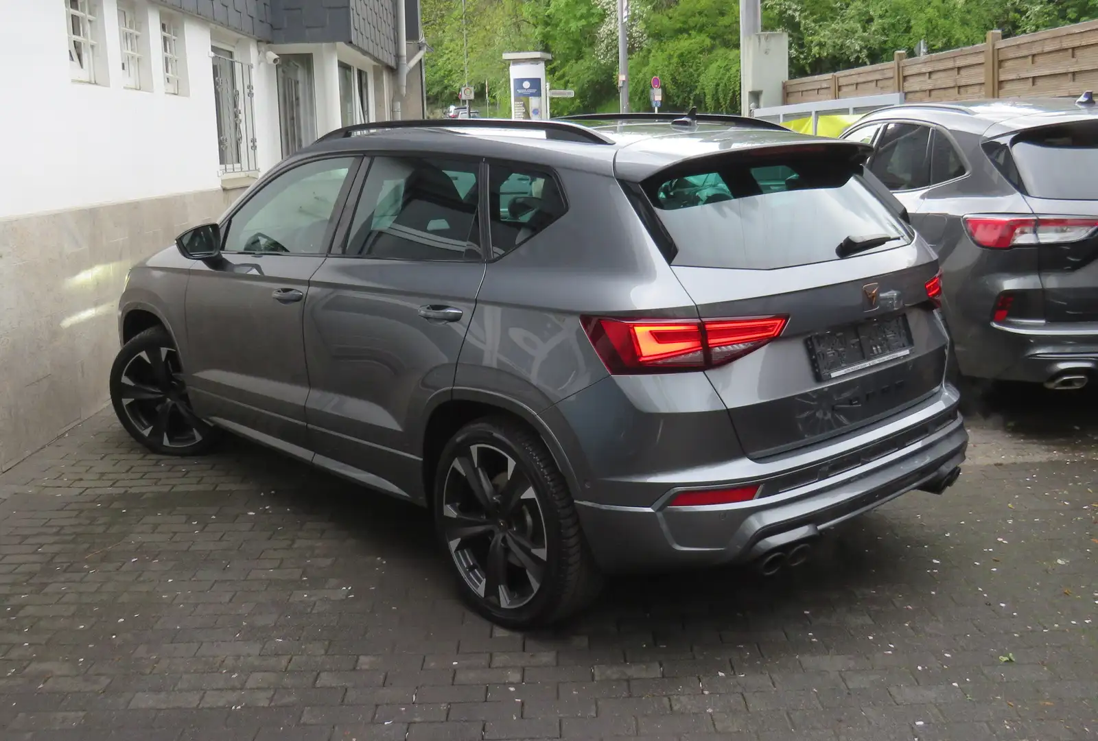 CUPRA Ateca 4Drive // Beats, Pano, ACC, Ahk Šedá - 2
