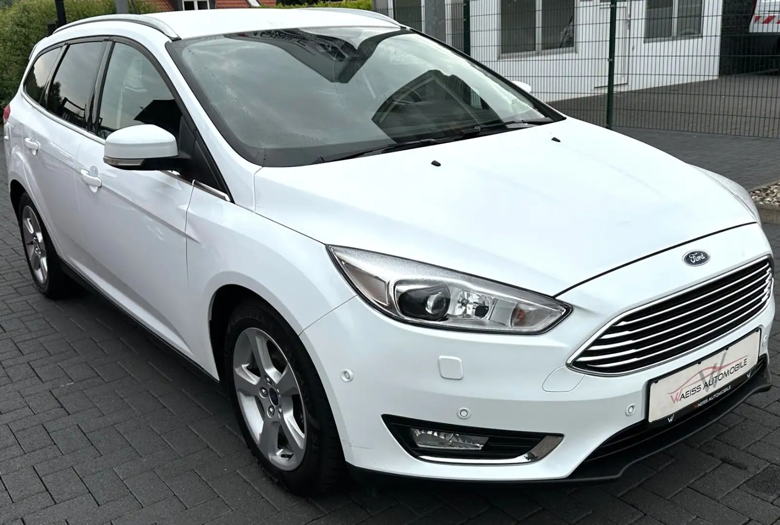 Ford Focus Turnier Titanium Bi-Xeon|Navi|Teillleder Blanc - 1