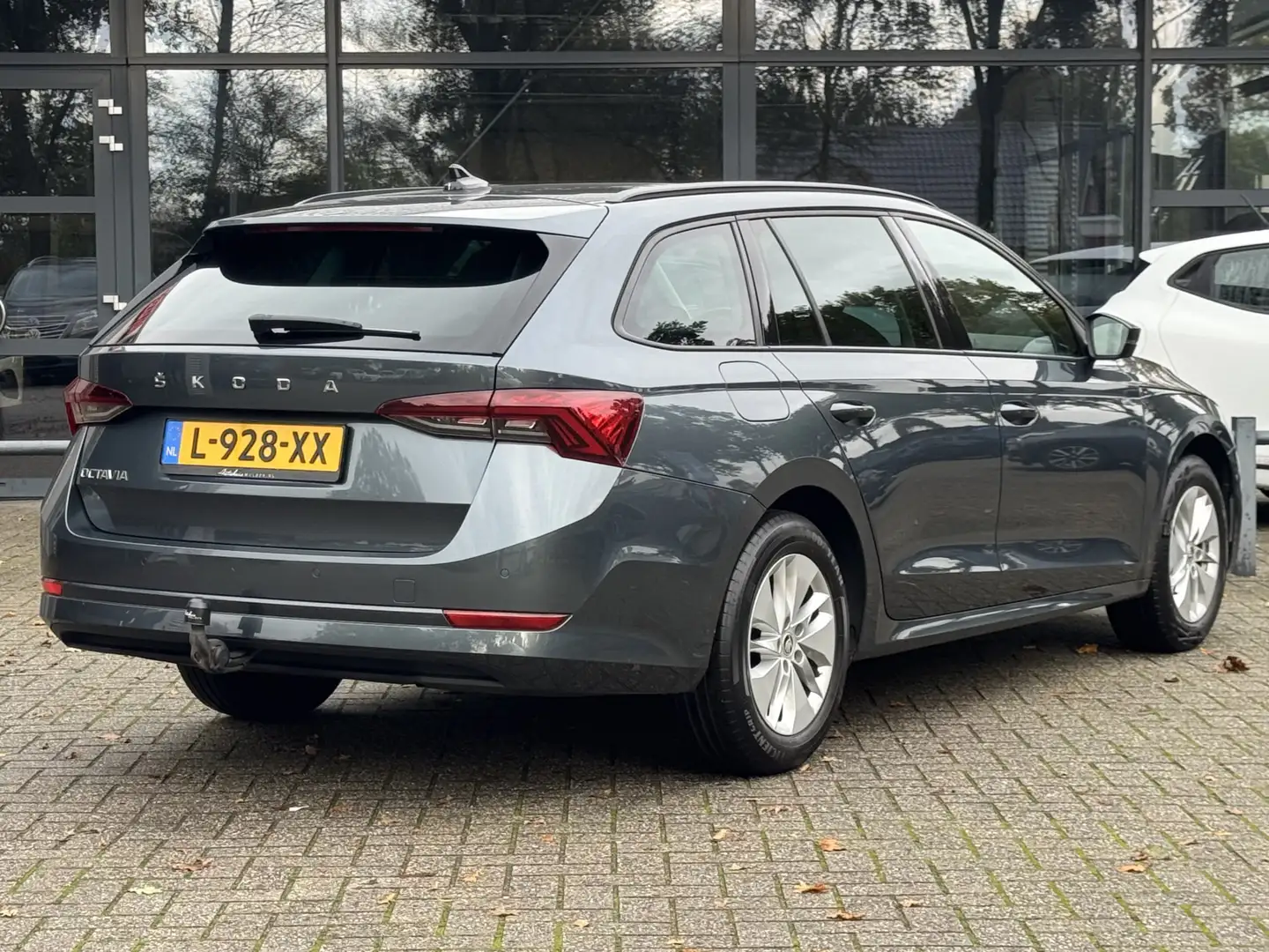 Skoda Octavia Combi 1.0 TSI Business Edition Virtual/Trekhaak/Cl Grijs - 2