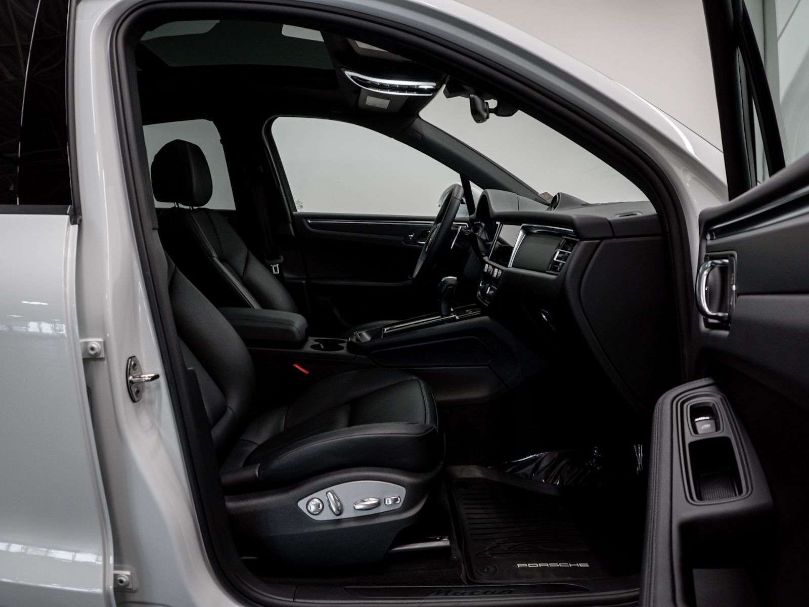 2025 Porsche Macan | Full Front PPF, Low Mileage, Premium Package Plu alt 5