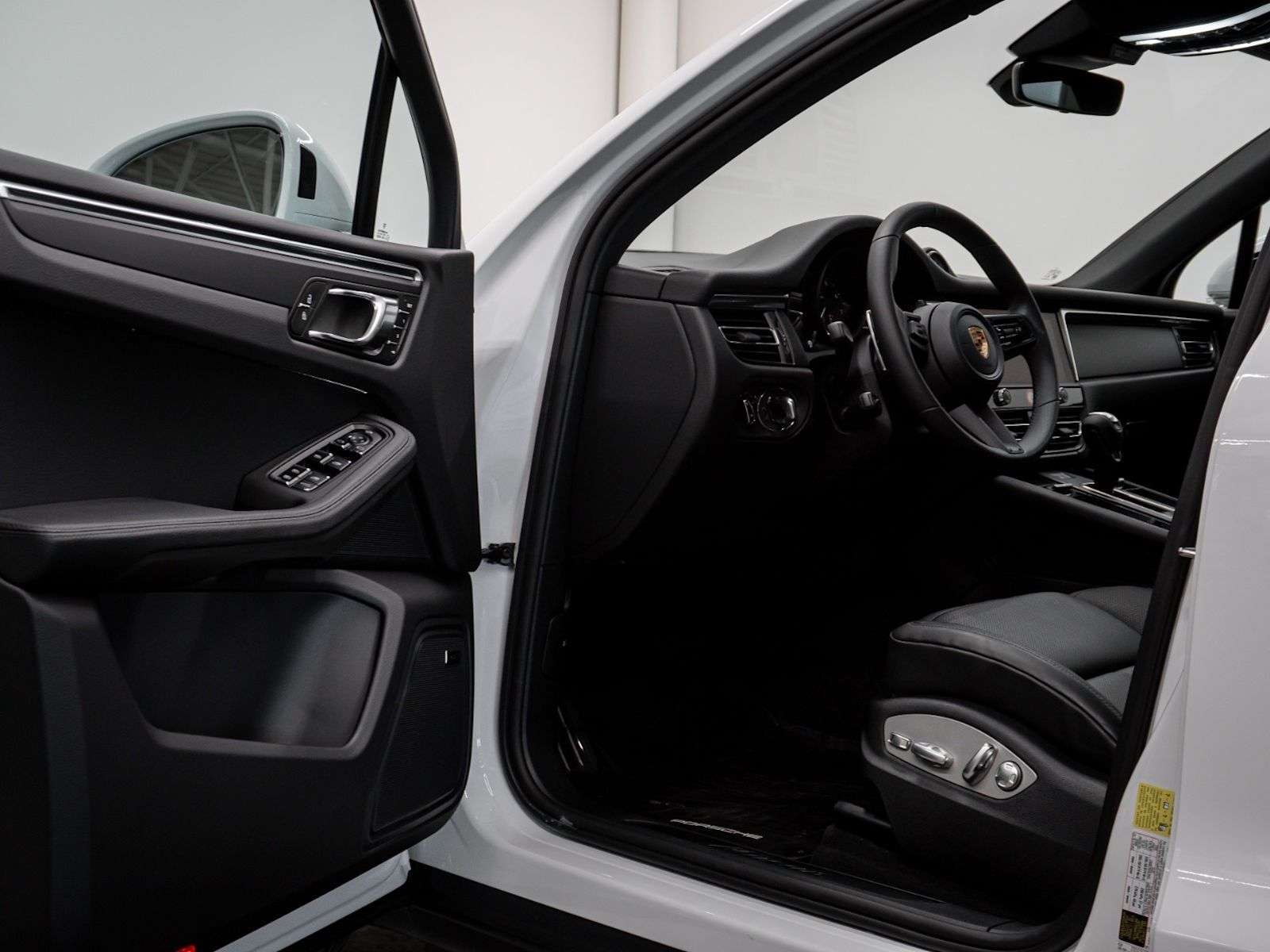 2025 Porsche Macan | Full Front PPF, Low Mileage, Premium Package Plu alt 4