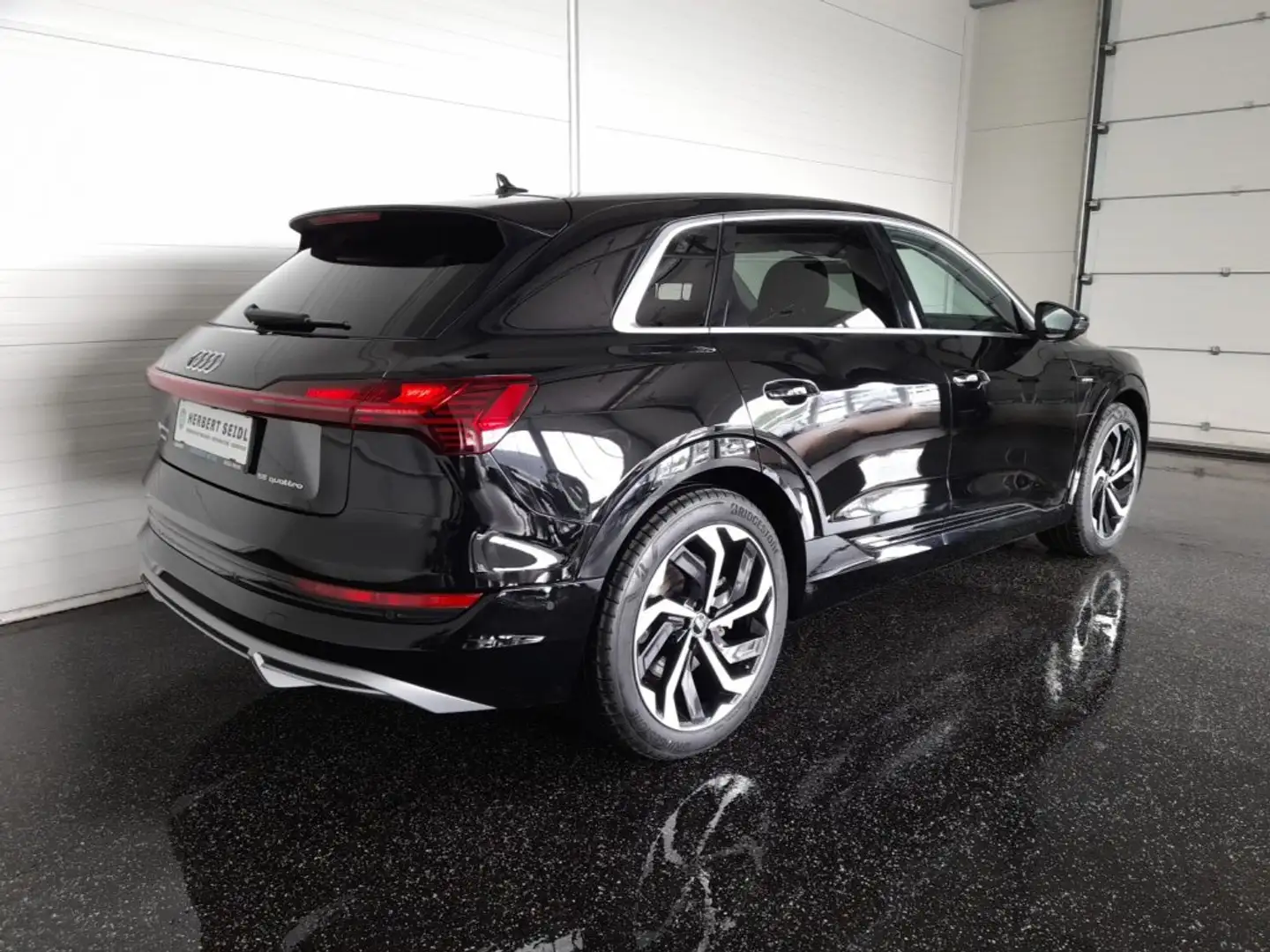 Audi e-tron 55 quattro S-LINE *NP: € 93.488,-- / 21 ZOLL AUDI SPORT /  AHV & KAMERA / TEILLEDER / SPORTLENKRAD* Schwarz - 2
