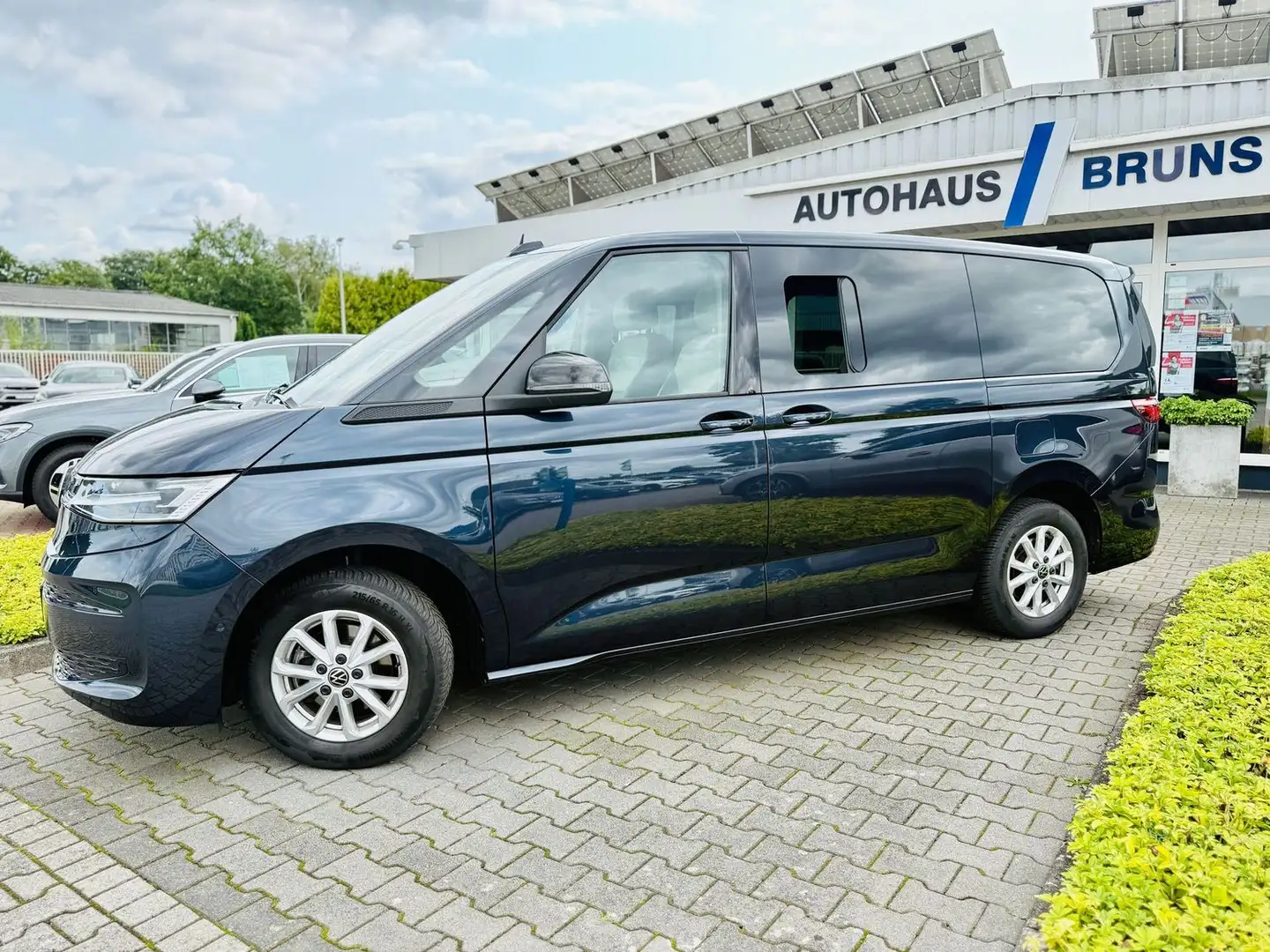 Volkswagen T7 Multivan 2,0 TDI LANG, 7-Sitze, DSG, LED, AHK, Navi, SHZ, Blau - 2