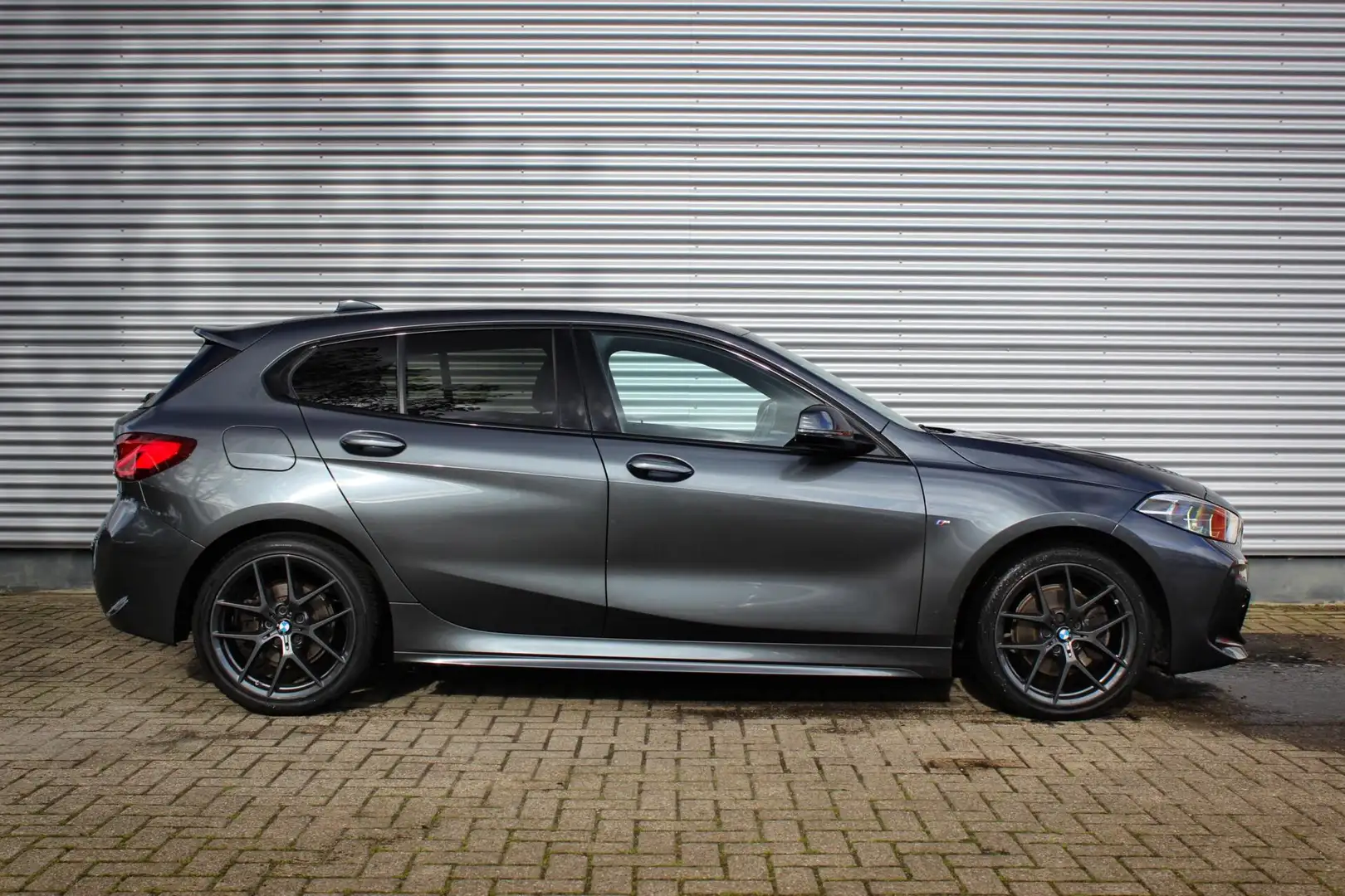 BMW 118 1-serie 118i M-Sport // M Sport Aero pack met spoi Grijs - 2