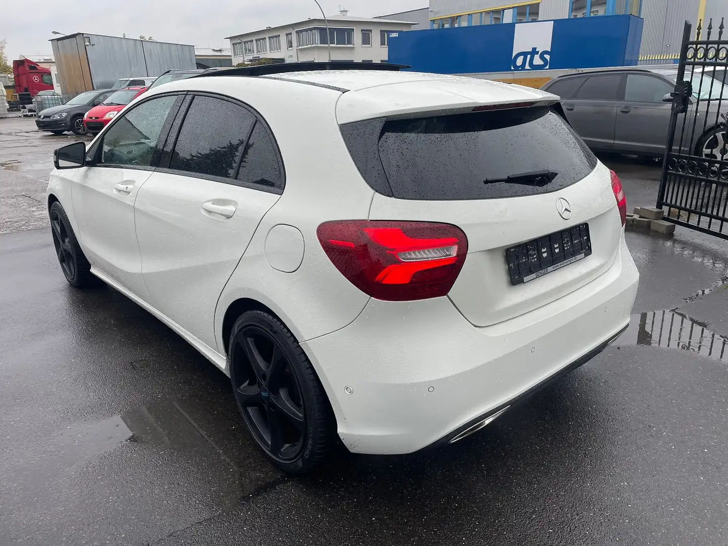 Mercedes-Benz A 200 7G URBAN Night-Paket Ambiente Panorama AHK LED Weiß - 2