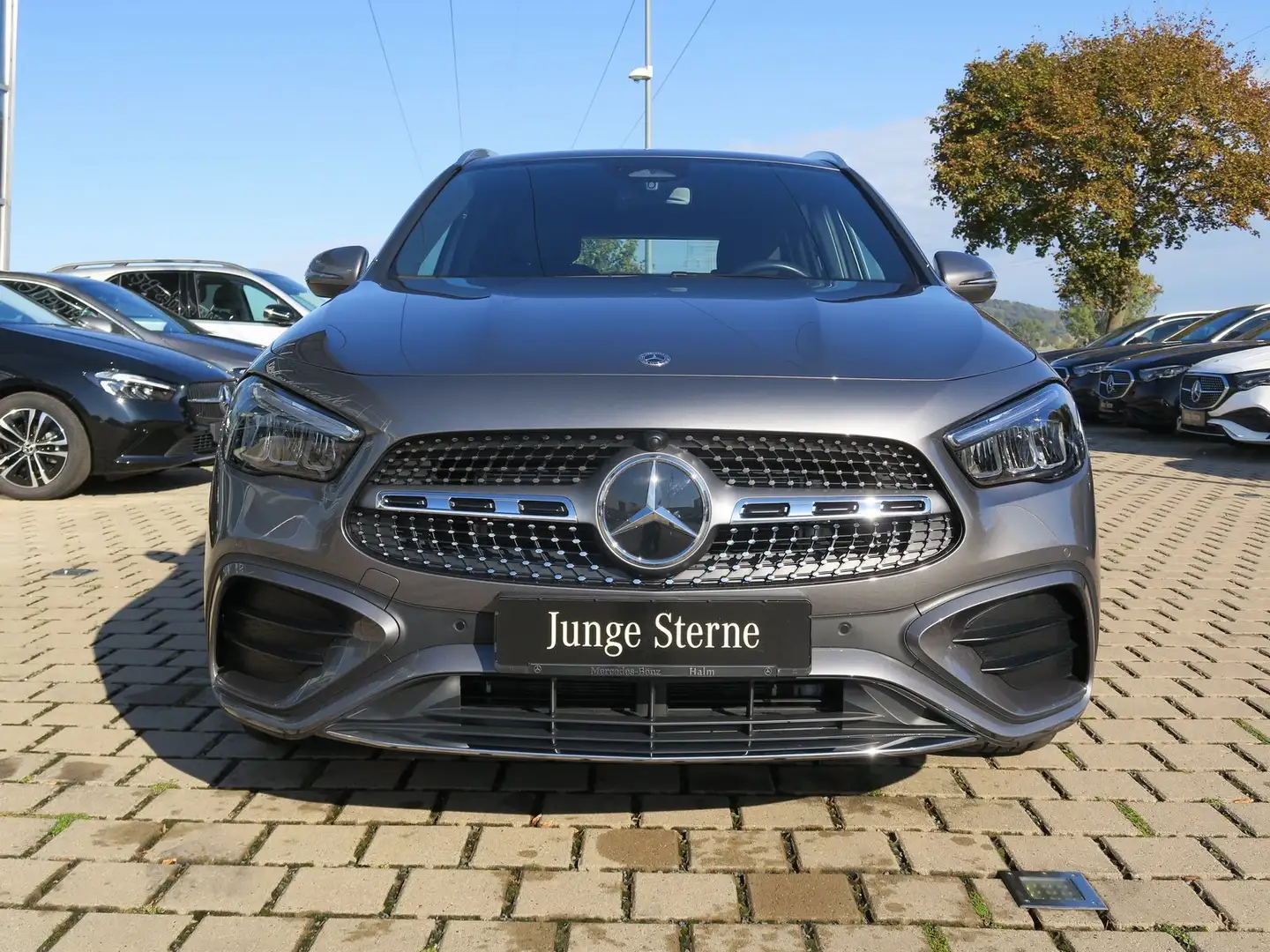 Mercedes-Benz GLA 200 AMG Line Fahrass.-Paket AHK Keyless-Go Grau - 2