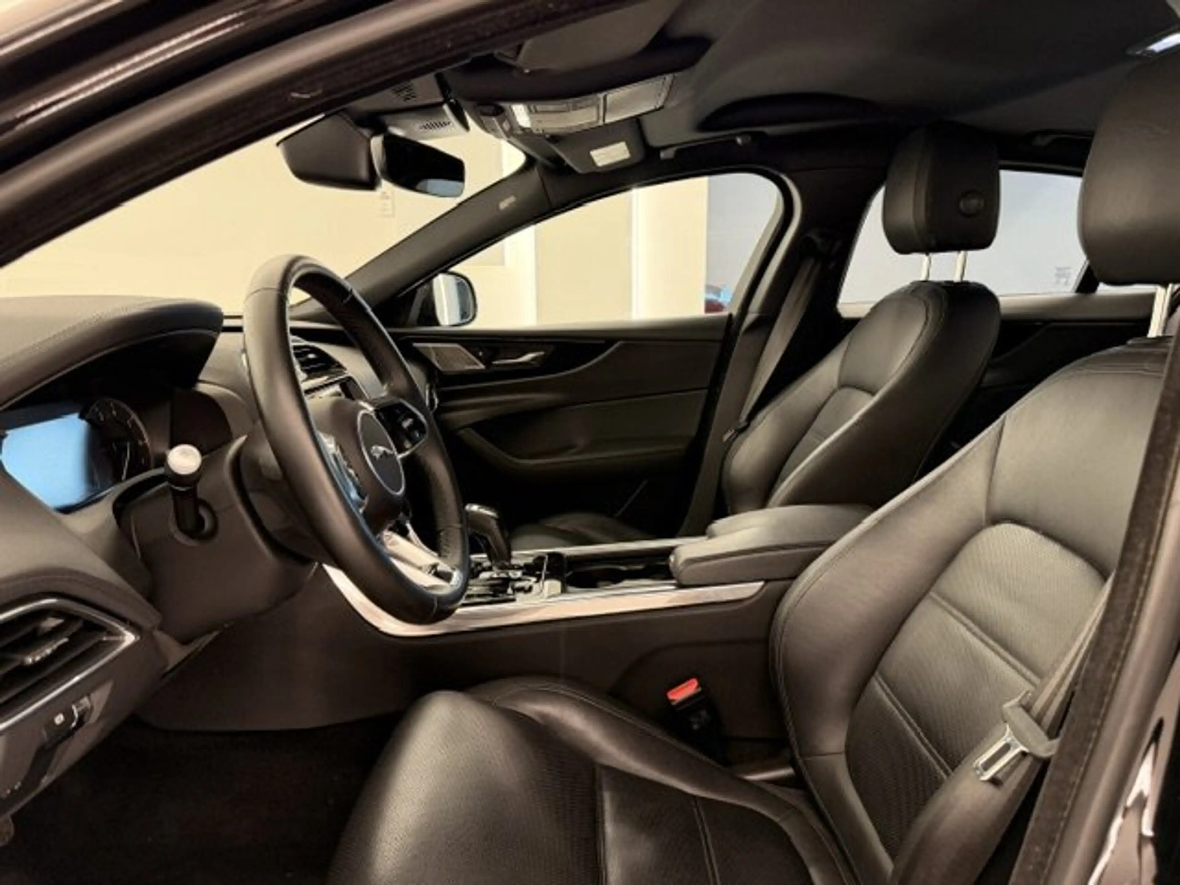 Jaguar XE SPORT MET BLACK PACK BENZINE AUTO 39000KM!!!! — photo 9