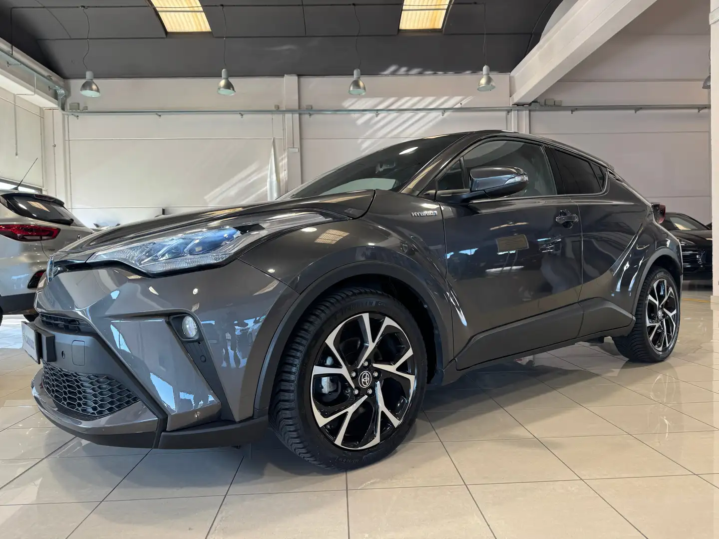 Toyota C-HR 2.0 Hybrid E-CVT More Business NAVI 18'' FULL LED Сірий - 1