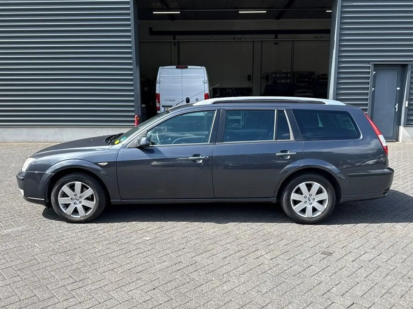 Ford Mondeo Wagon 1.8-16V Platinum , PDC , Trekhaak , Airco Grijs - 2