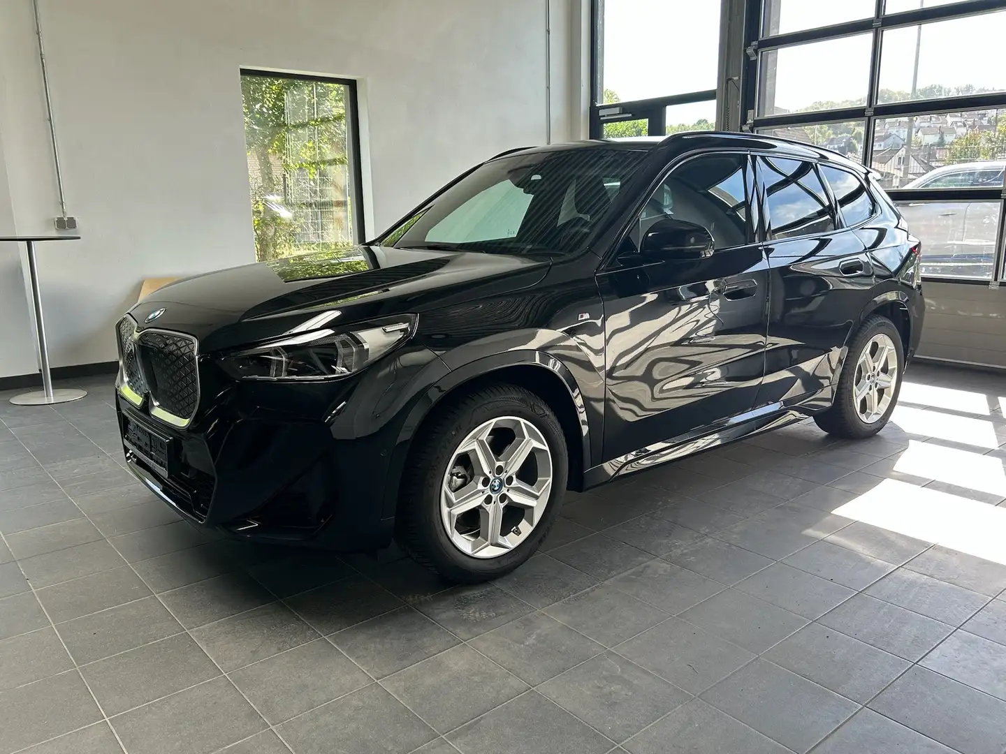 BMW iX1 30 xDrive M Sport Vollausstattung Pano_AKK_DrivAss Noir - 1
