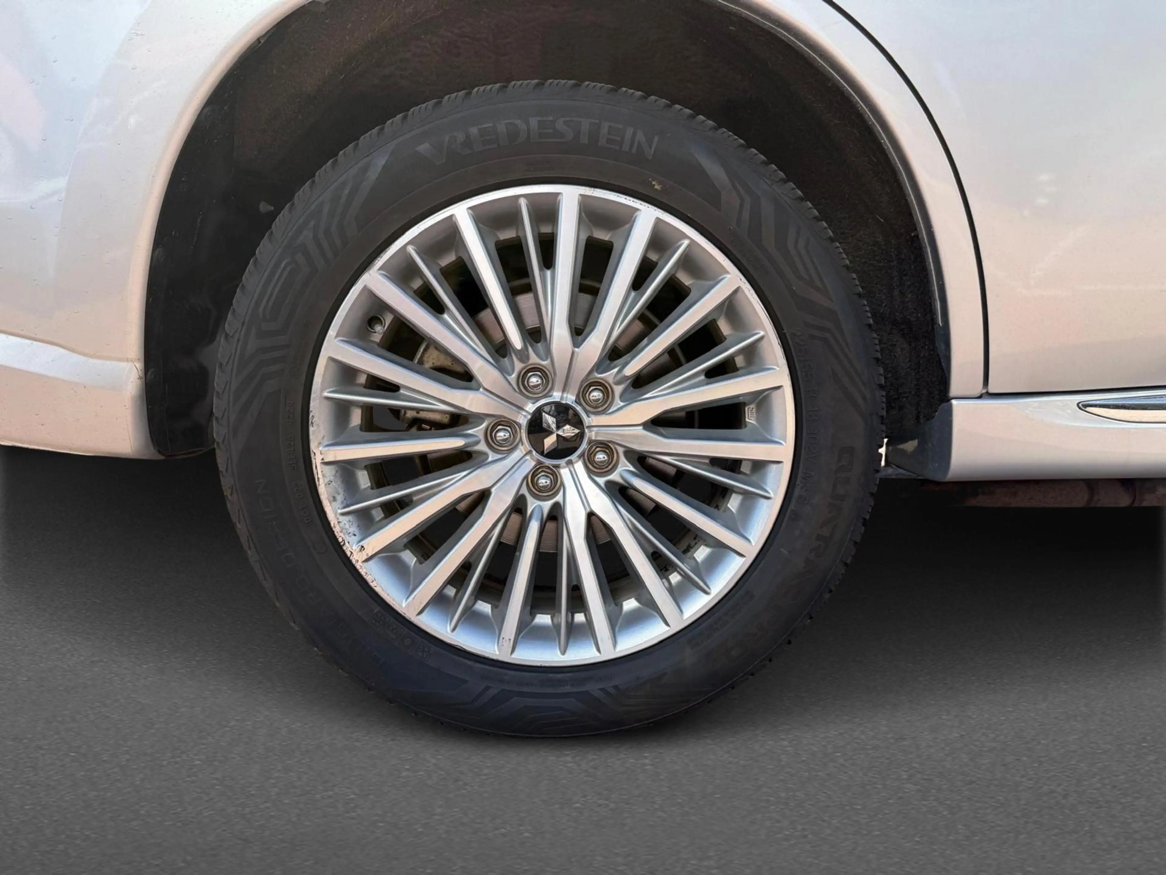Mitsubishi Outlander 2.4 PHEV S-Edition — photo 11