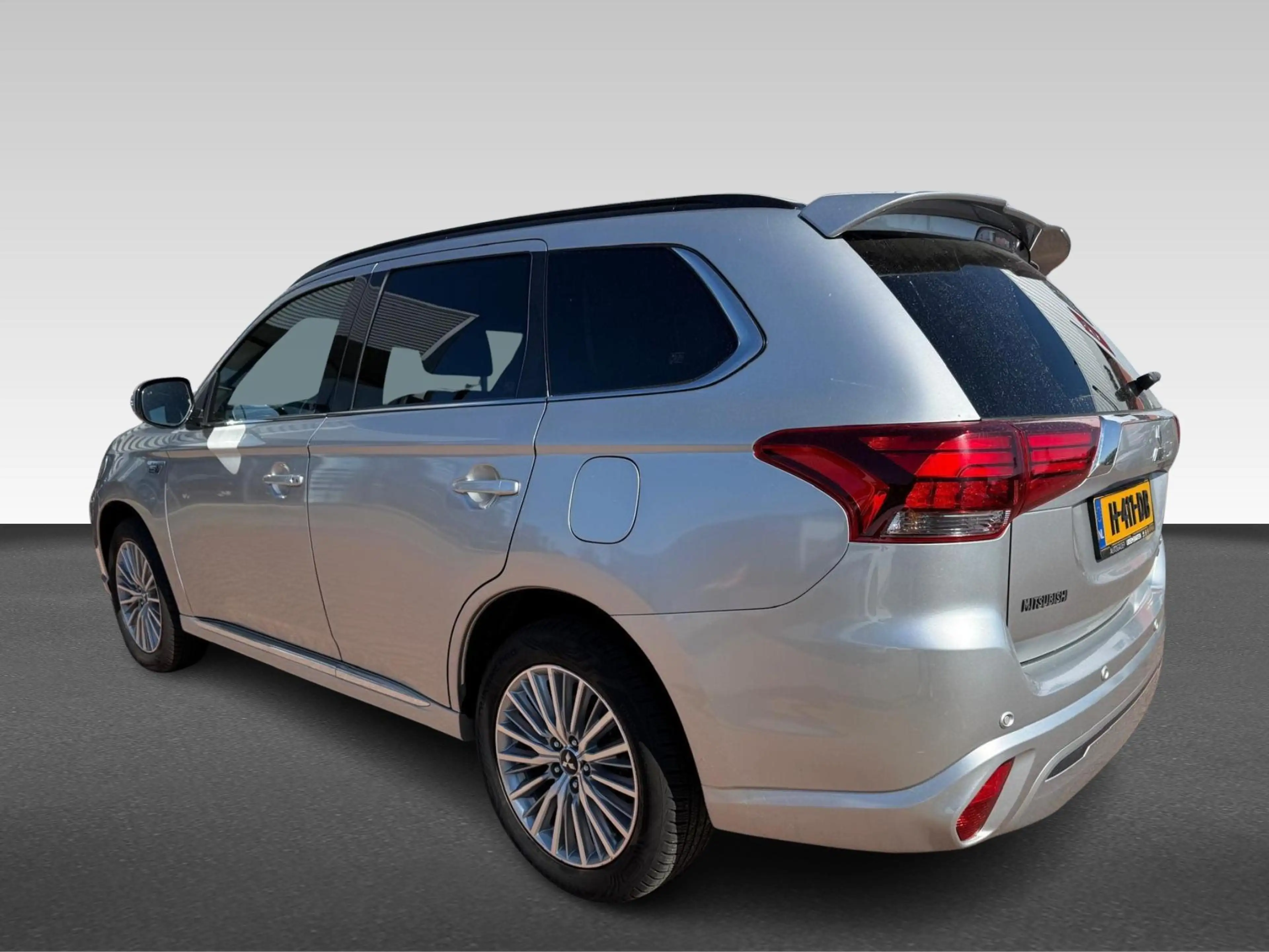 Mitsubishi Outlander 2.4 PHEV S-Edition — photo 3