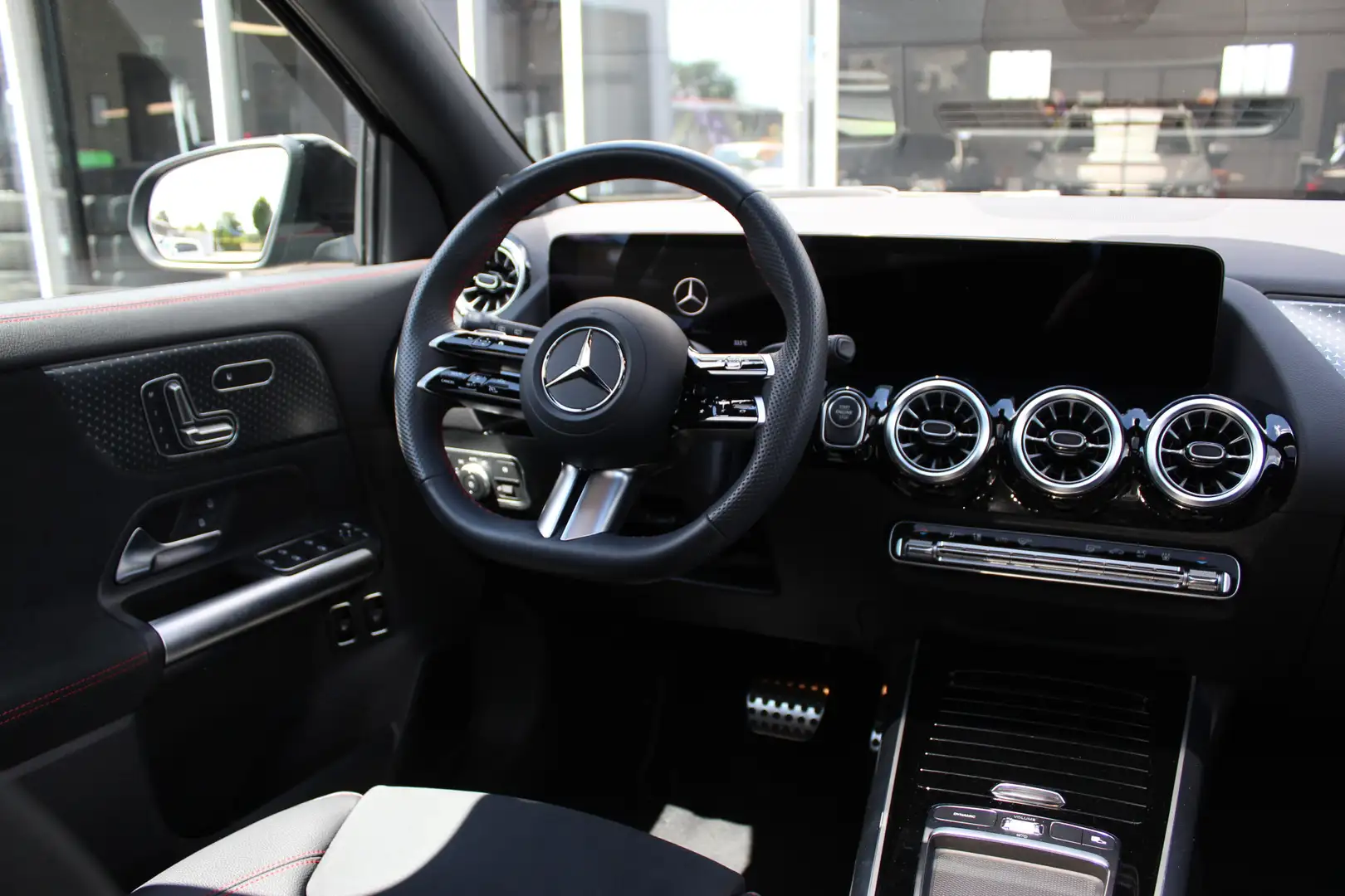 Mercedes-Benz GLA 250 e AMG Line | Distronic | Memory | Trekhaak | PANO Zwart - 2