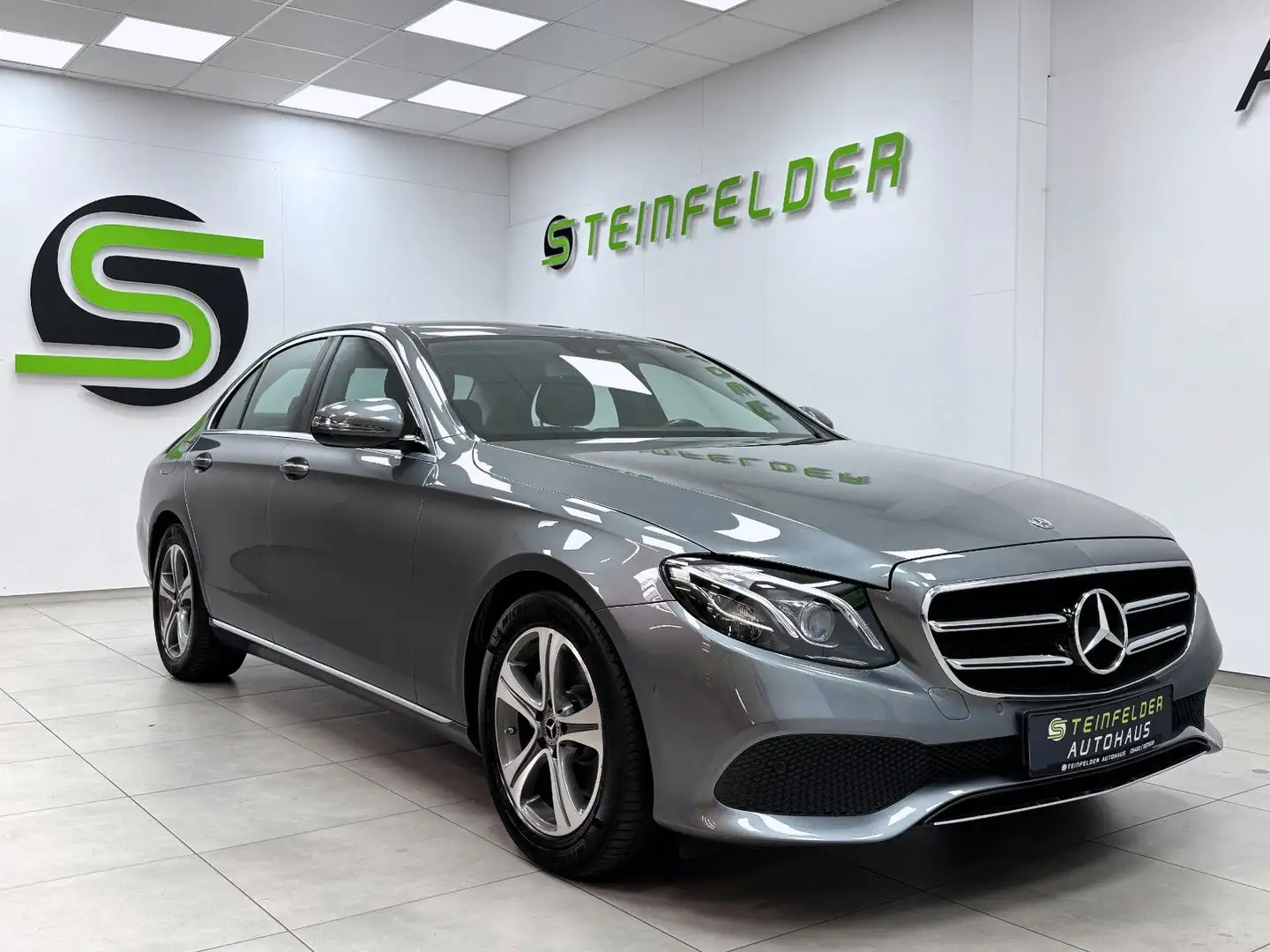 Mercedes-Benz E 220 d AVANTGARDE /WIDESCREEN / MULTIBEAM /RKAM Grau - 1