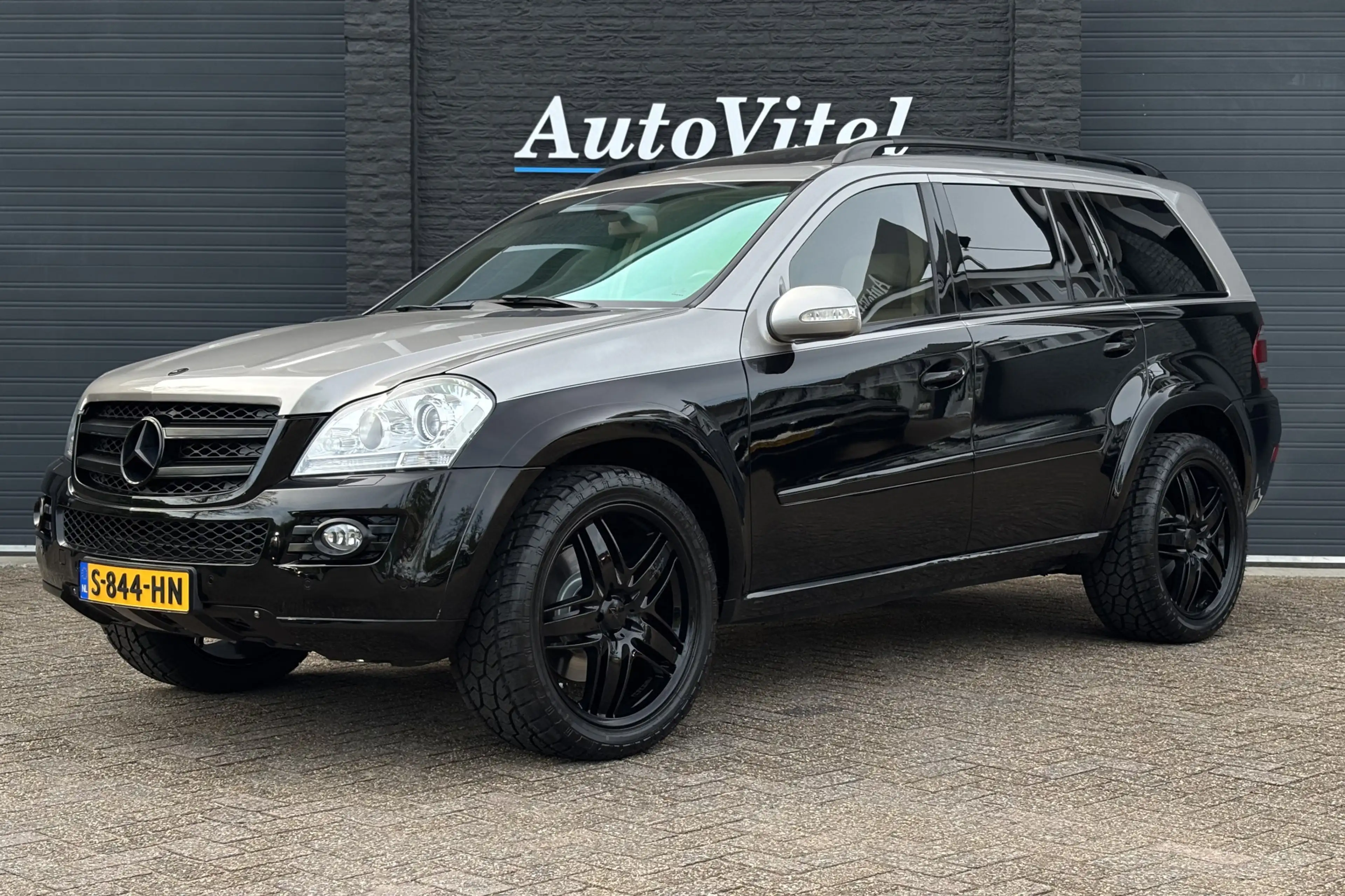 Mercedes-Benz GL 500 V8 4-Matic | Full Option | 1 of 1 | Two-Tone | Wid