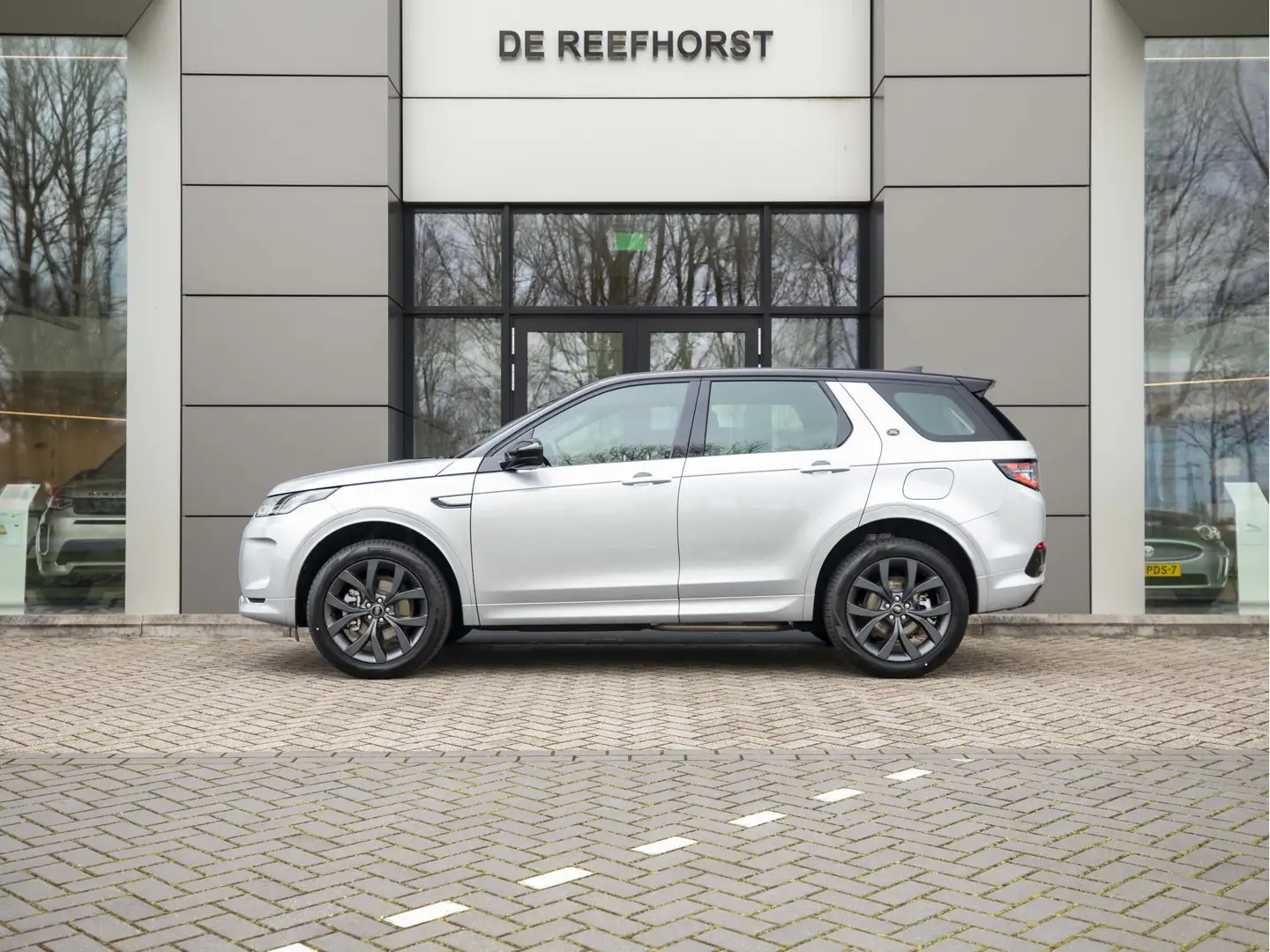 Land Rover Discovery Sport P300e R-Dynamic SE | Interactive Driver Display | Zilver - 2
