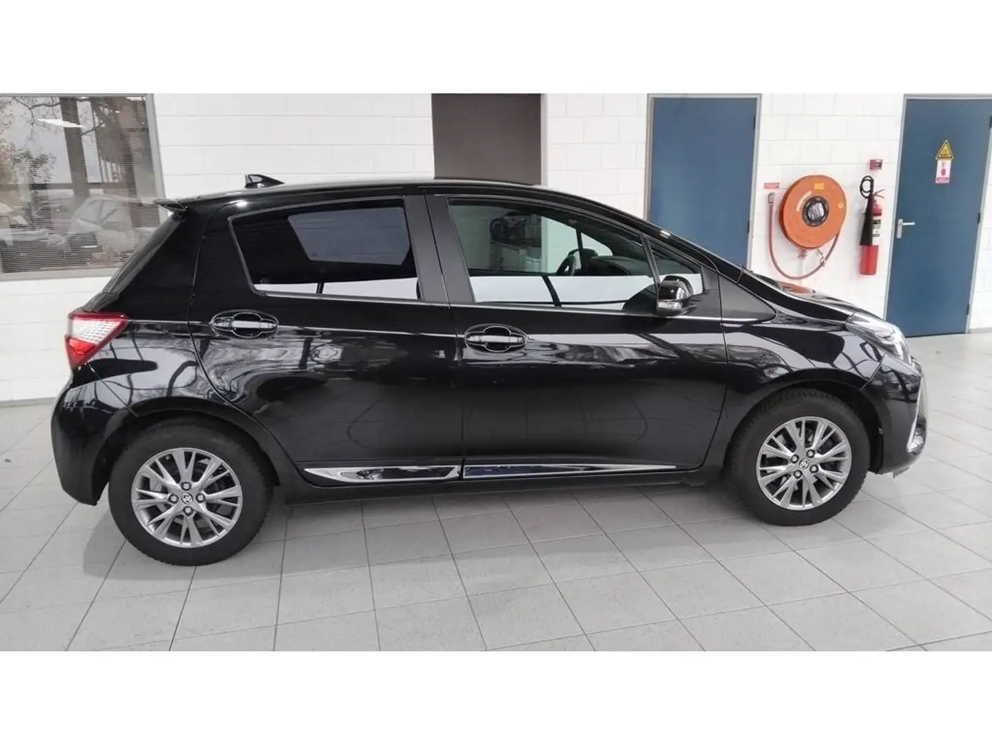 Toyota Yaris 1.5 VVT-i Executive | Navigatie | Camera | Climat Zwart - 2