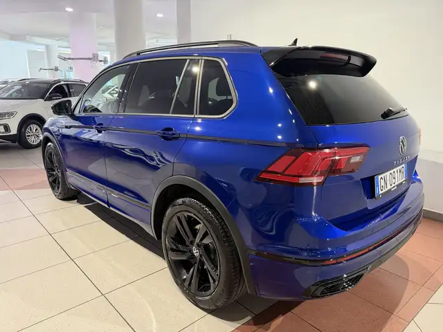 Volkswagen Tiguan view 3