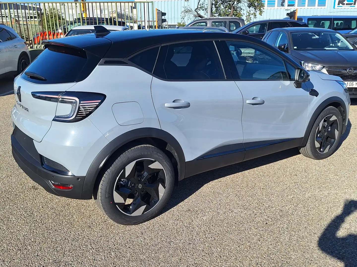 Renault Captur mild hybrid 160 EDC Techno + volant chauffant + si Gris - 2
