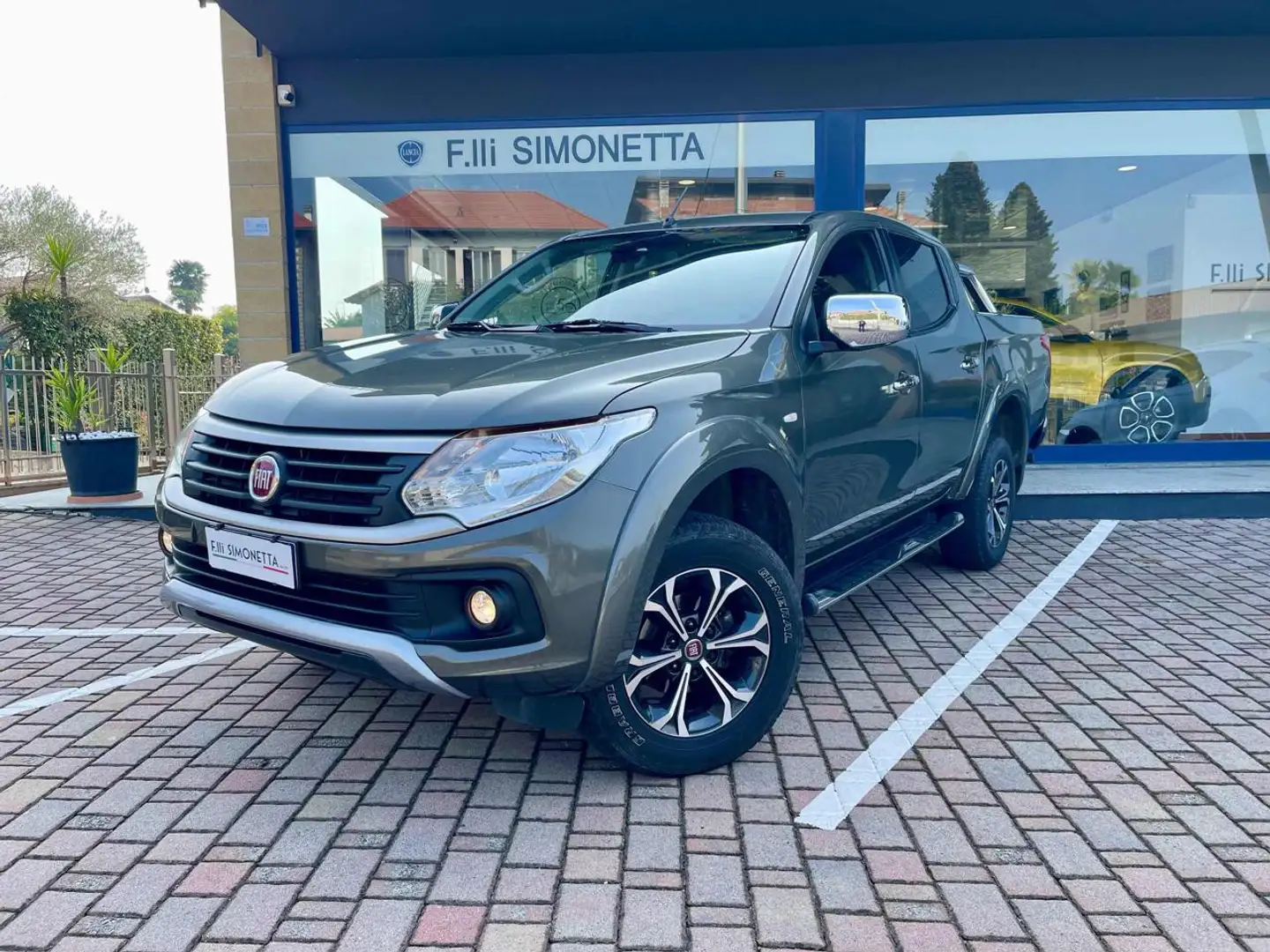 Fiat Fullback 2.4 180CV Doppia Cabina LX S&S Grau - 1