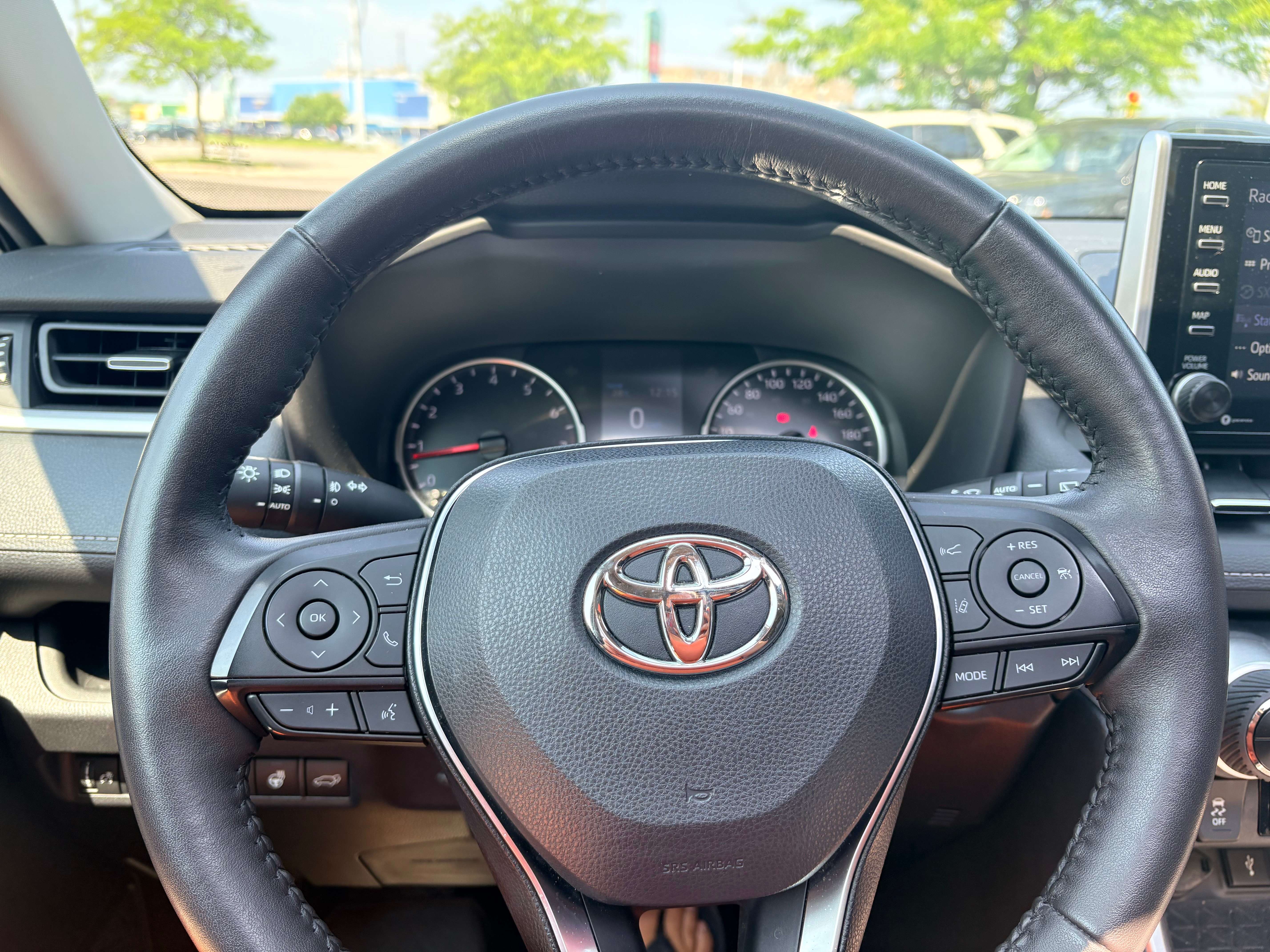 2022 Toyota RAV4 XLE Premium AWD | Leather | Sunroof | Clean CF | photo 3