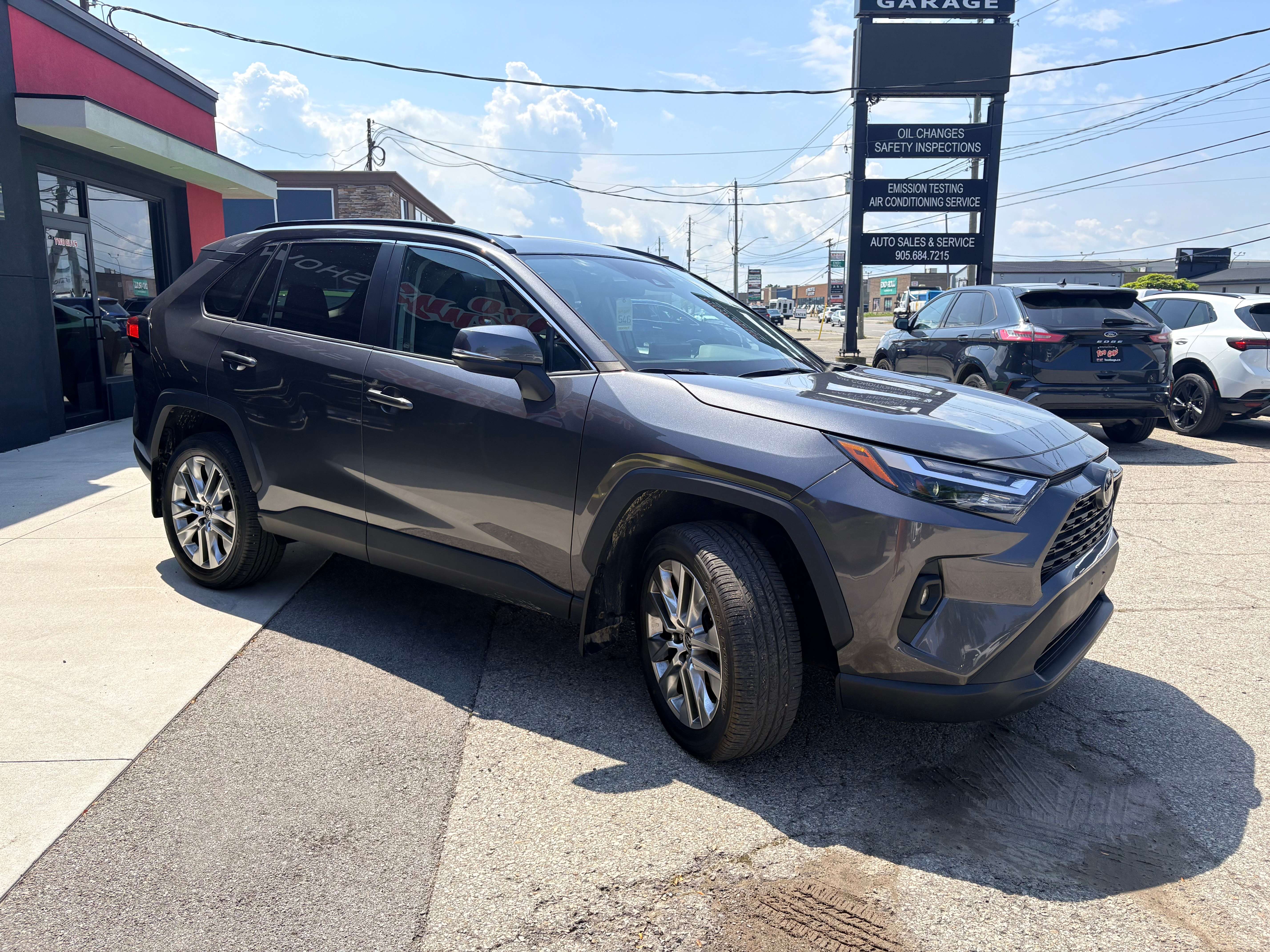 2022 Toyota RAV4 XLE Premium AWD | Leather | Sunroof | Clean CF | photo 6