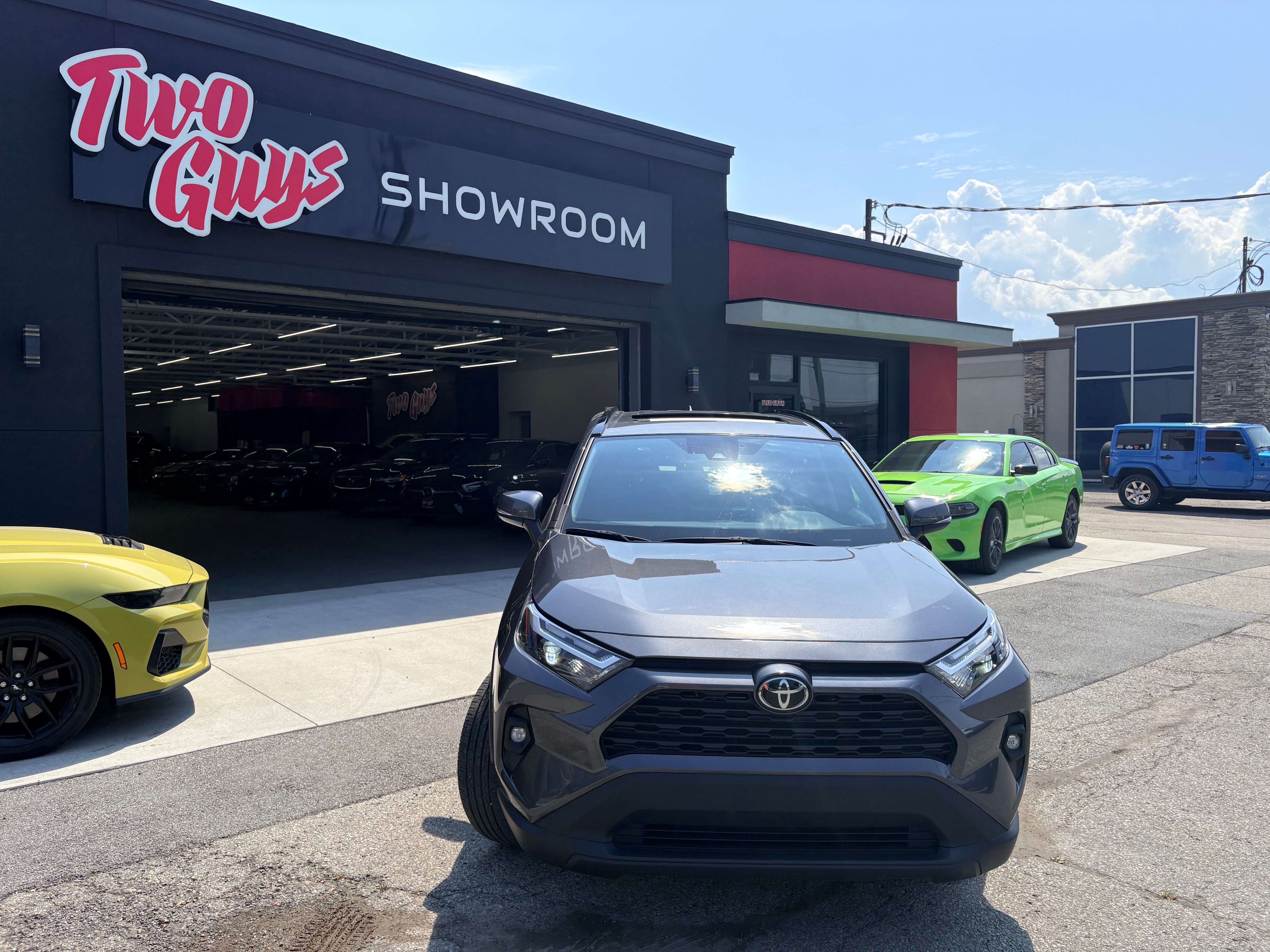 2022 Toyota RAV4 XLE Premium AWD | Leather | Sunroof | Clean CF | photo 5