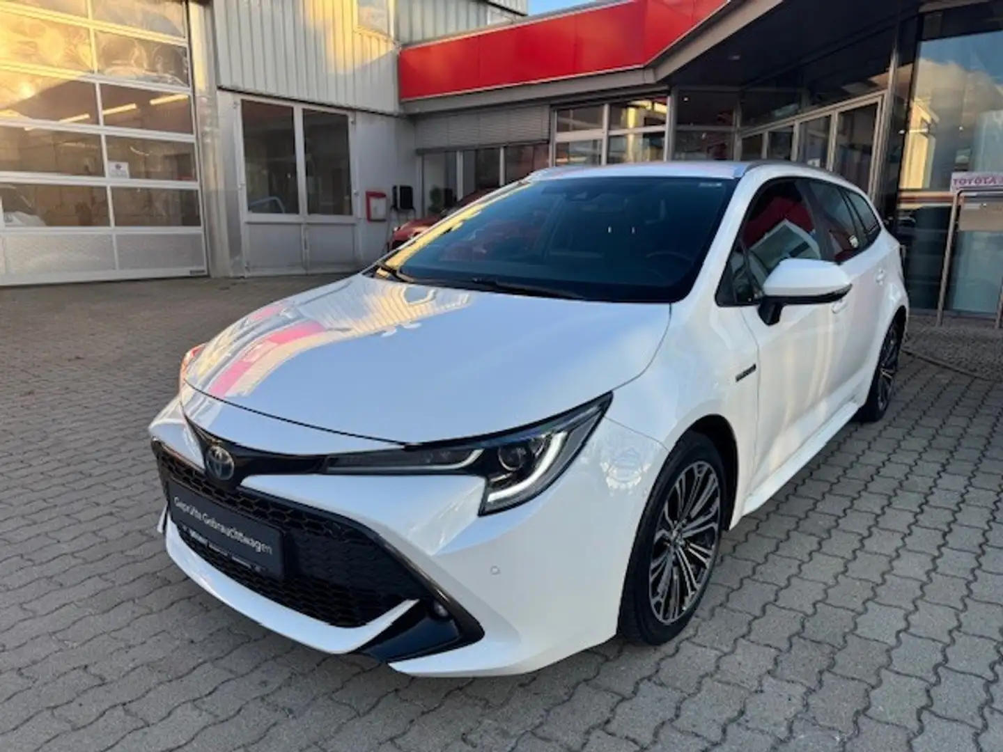 Toyota Corolla 2.0 Hybrid Touring Sports Club Wit - 2