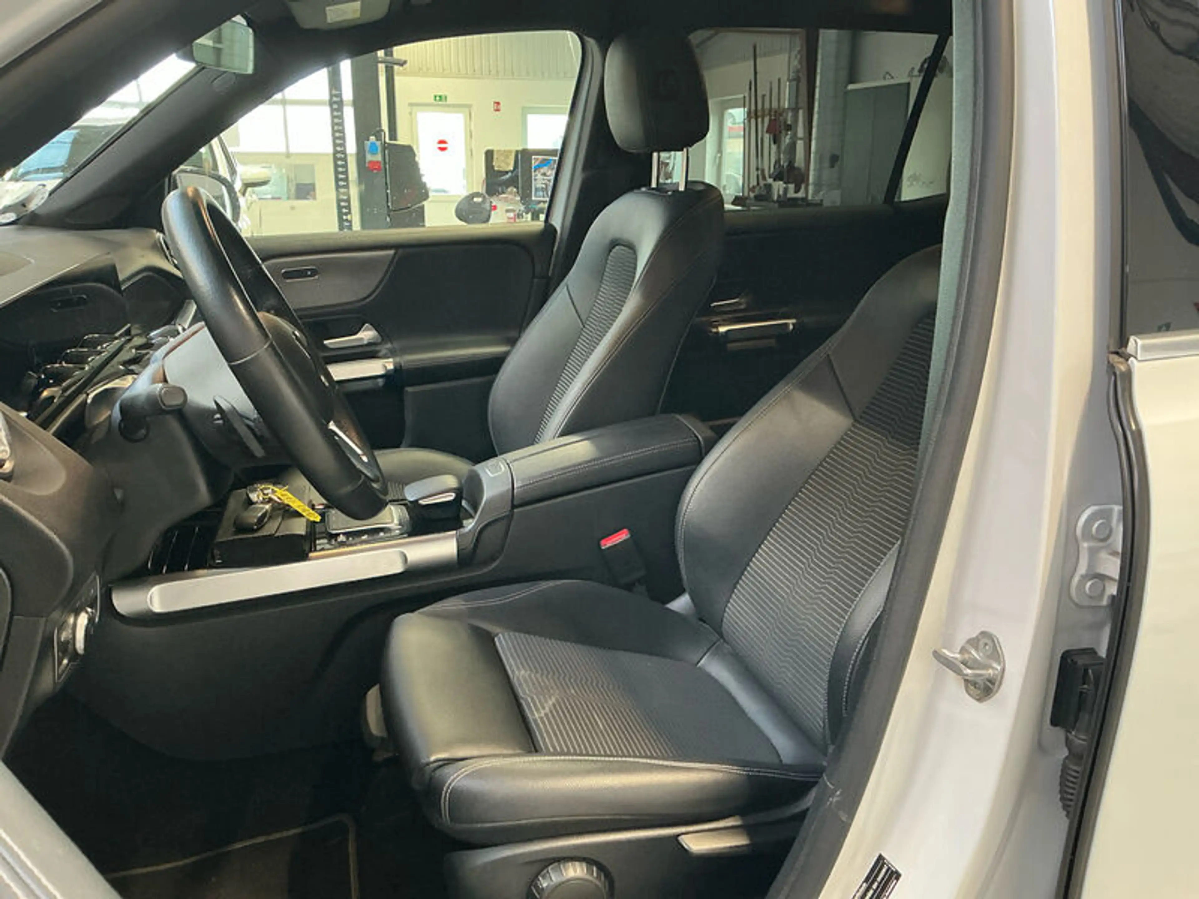 Mercedes-Benz CLA 200 CLA 200 SB KLIMAAUT LED RADIO TEMPO MFL PANO SHZ GSD VC AHK KAMERA T-Leder NAVI RFK — photo 9