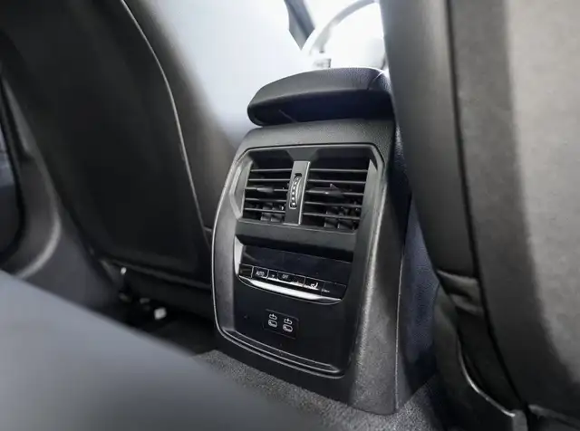 BMW 3 Series view 14