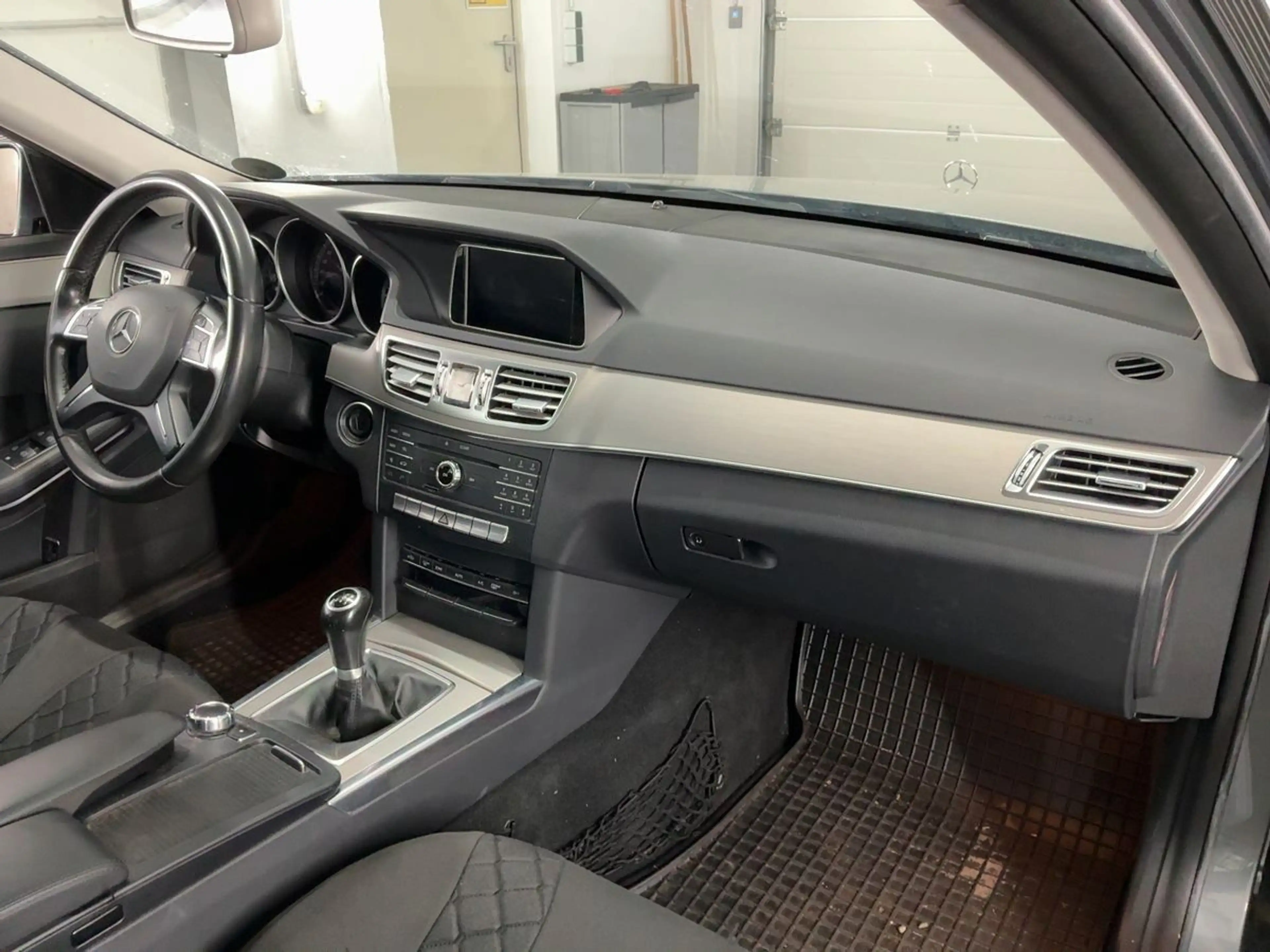 Mercedes-Benz E 200 CGI BlueEfficiency / nur 65.000 km — photo 2