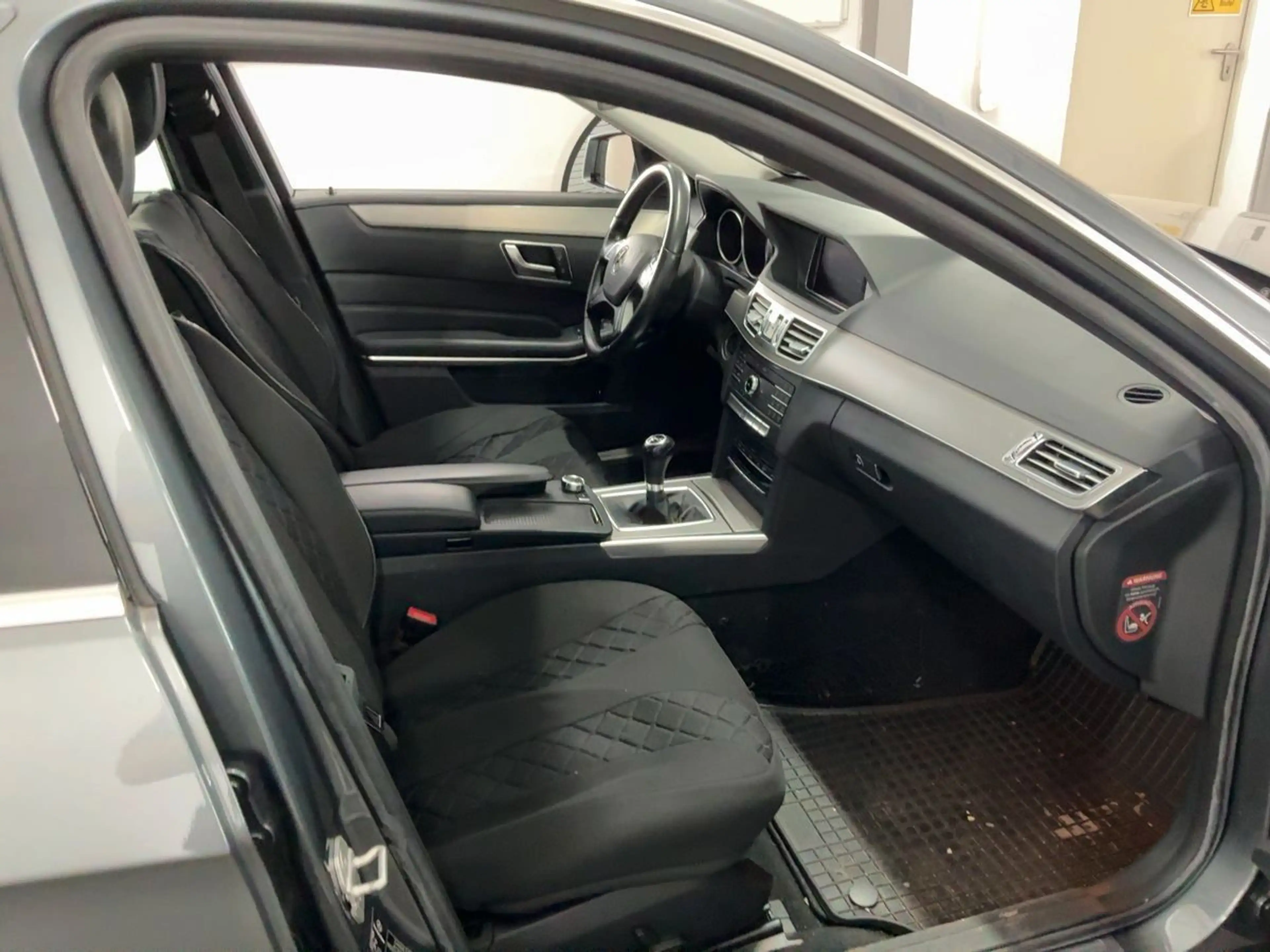 Mercedes-Benz E 200 CGI BlueEfficiency / nur 65.000 km — photo 3