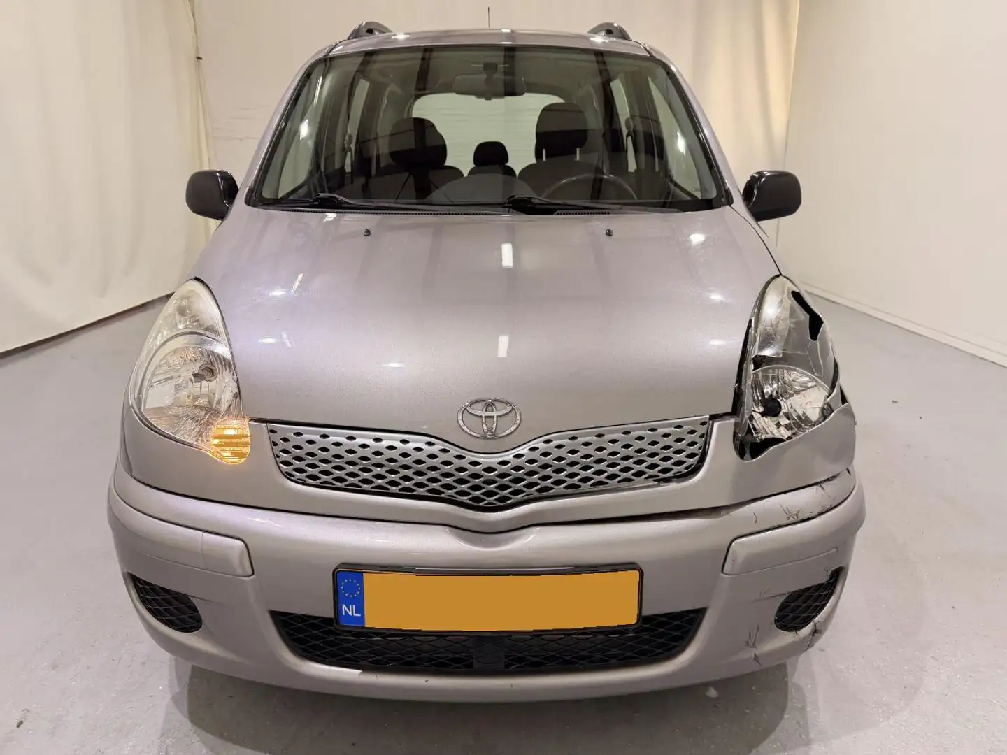 Toyota Yaris Yaris-verso 1.5 VVT-i Terra Gris - 2