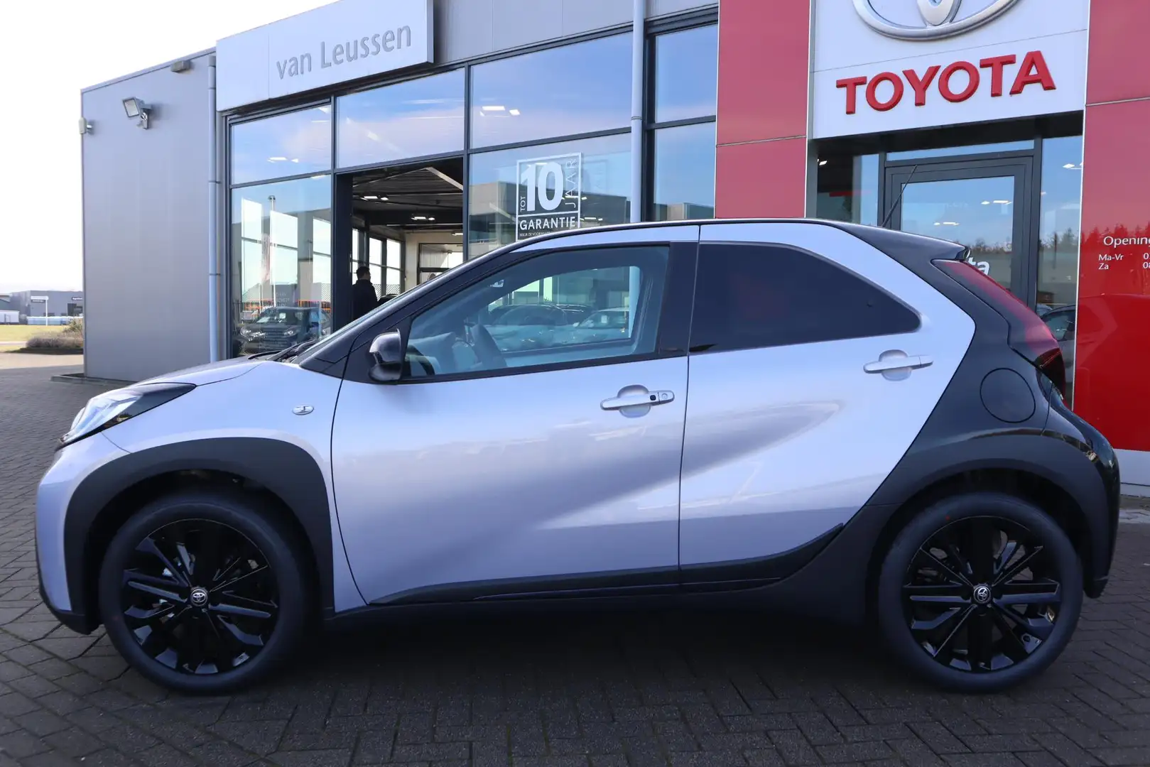 Toyota Aygo X JBL KEYLESS STOELVERW. JBL-AUDIO 18"LMV PARK-SENSO Grau - 2