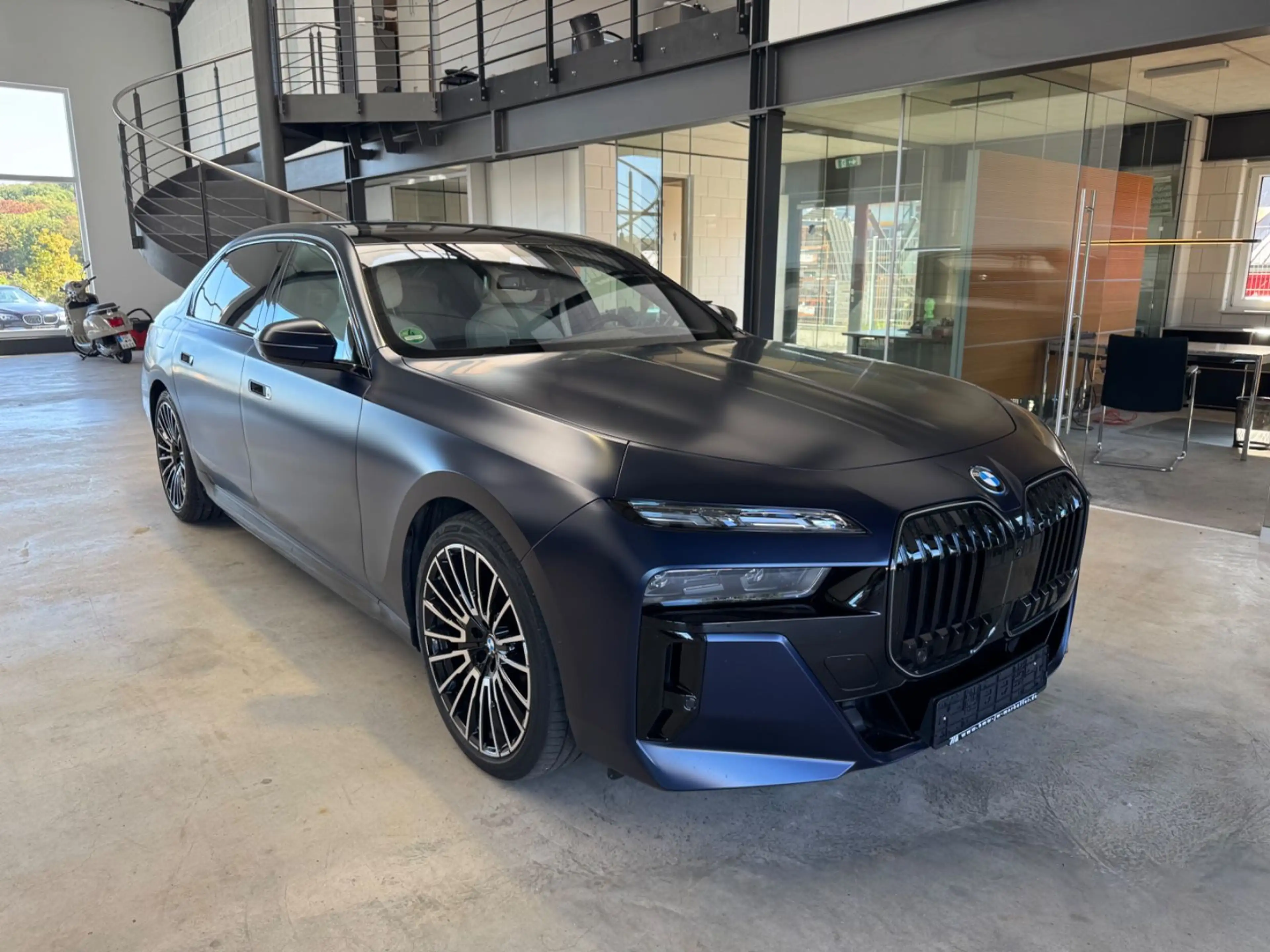 BMW 750 e xDrive MSportPro Individual TV+B&W +Lounge — photo 11