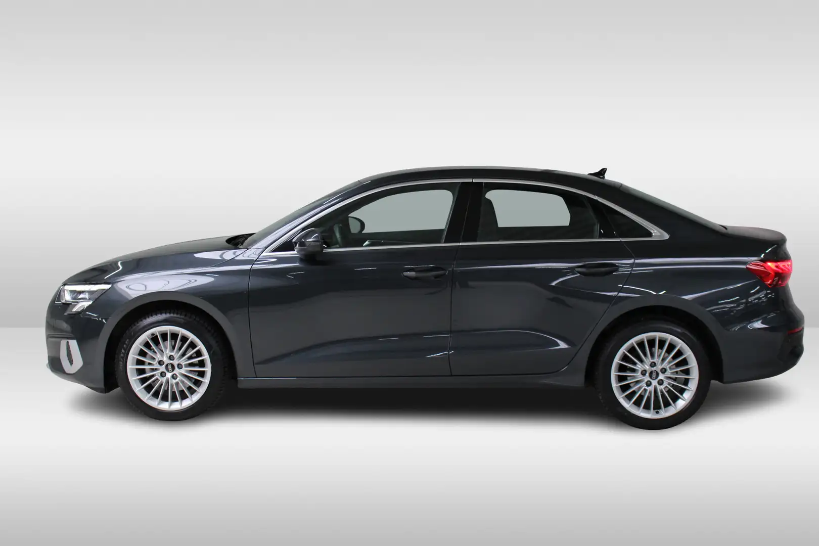 Audi A3 Limousine 30 TFSI Advanced edition Navigatie | Cru Grau - 2