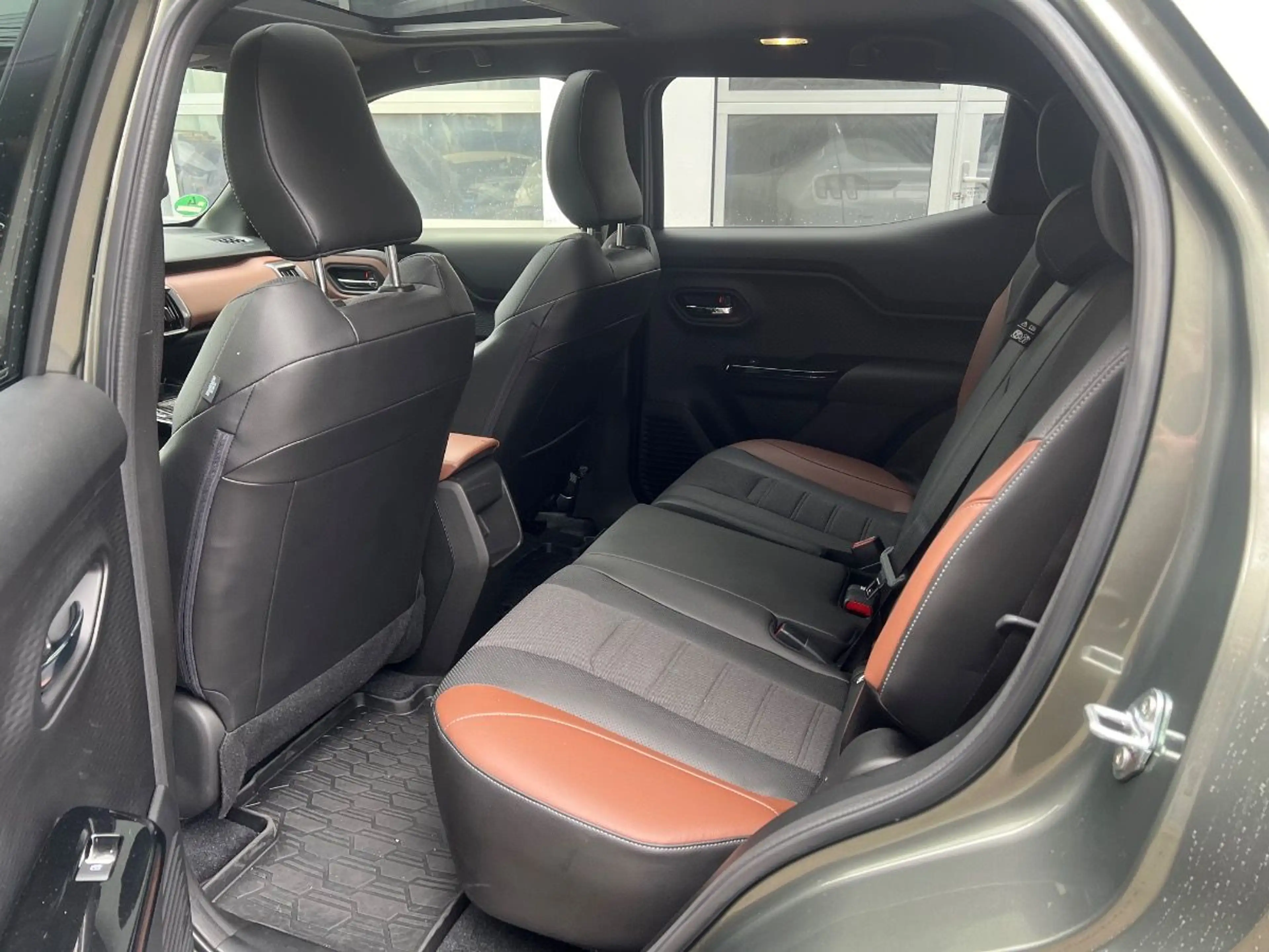 Suzuki Vitara EV 61kWH 135 kW Allrad e LED*SHZ*NAV — photo 12