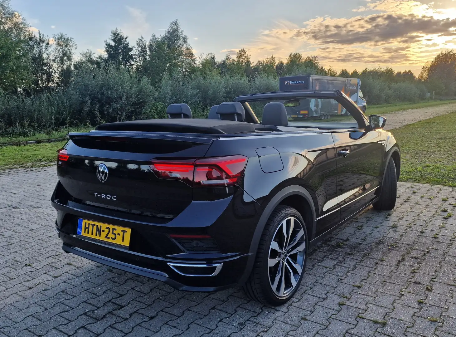 Volkswagen T-Roc R-Line Black Style 1.5TSI DSG 150PK Zwart - 2