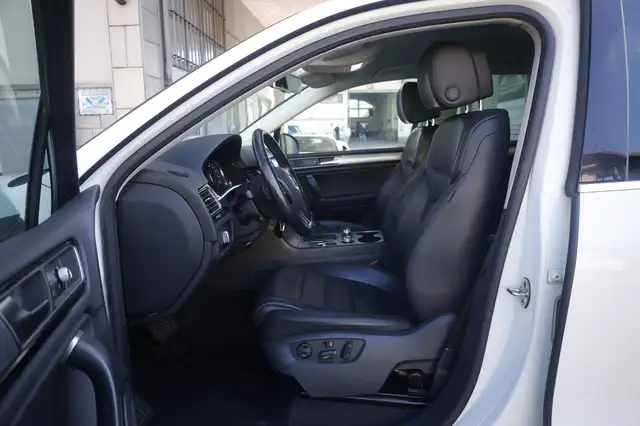 Volkswagen Touareg view 17