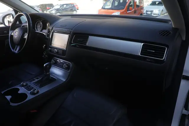 Volkswagen Touareg view 8