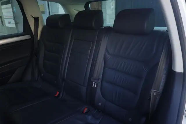 Volkswagen Touareg view 3