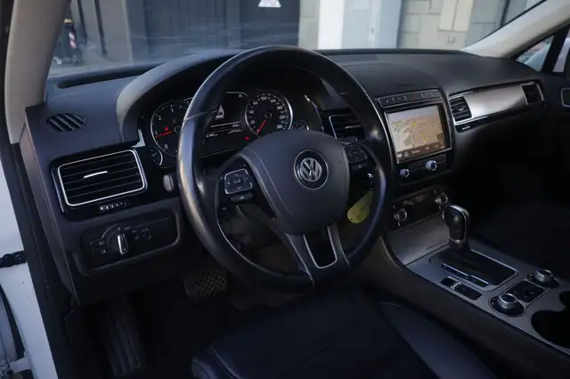 Volkswagen Touareg view 14