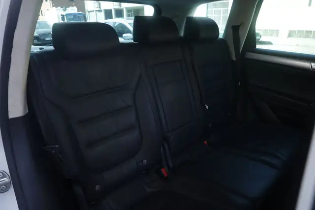 Volkswagen Touareg view 12