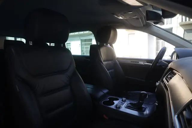 Volkswagen Touareg view 6