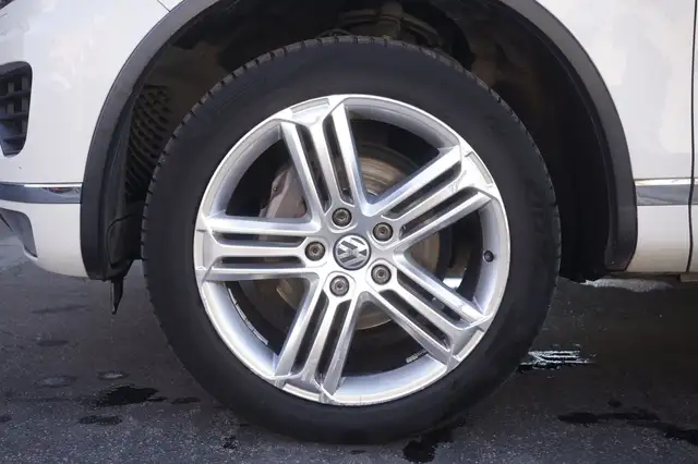 Volkswagen Touareg view 5